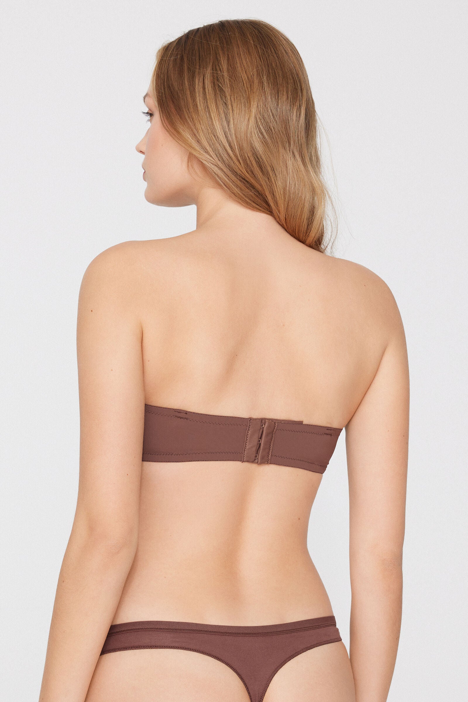 חזיית סטרפלס מחשוף נמוך