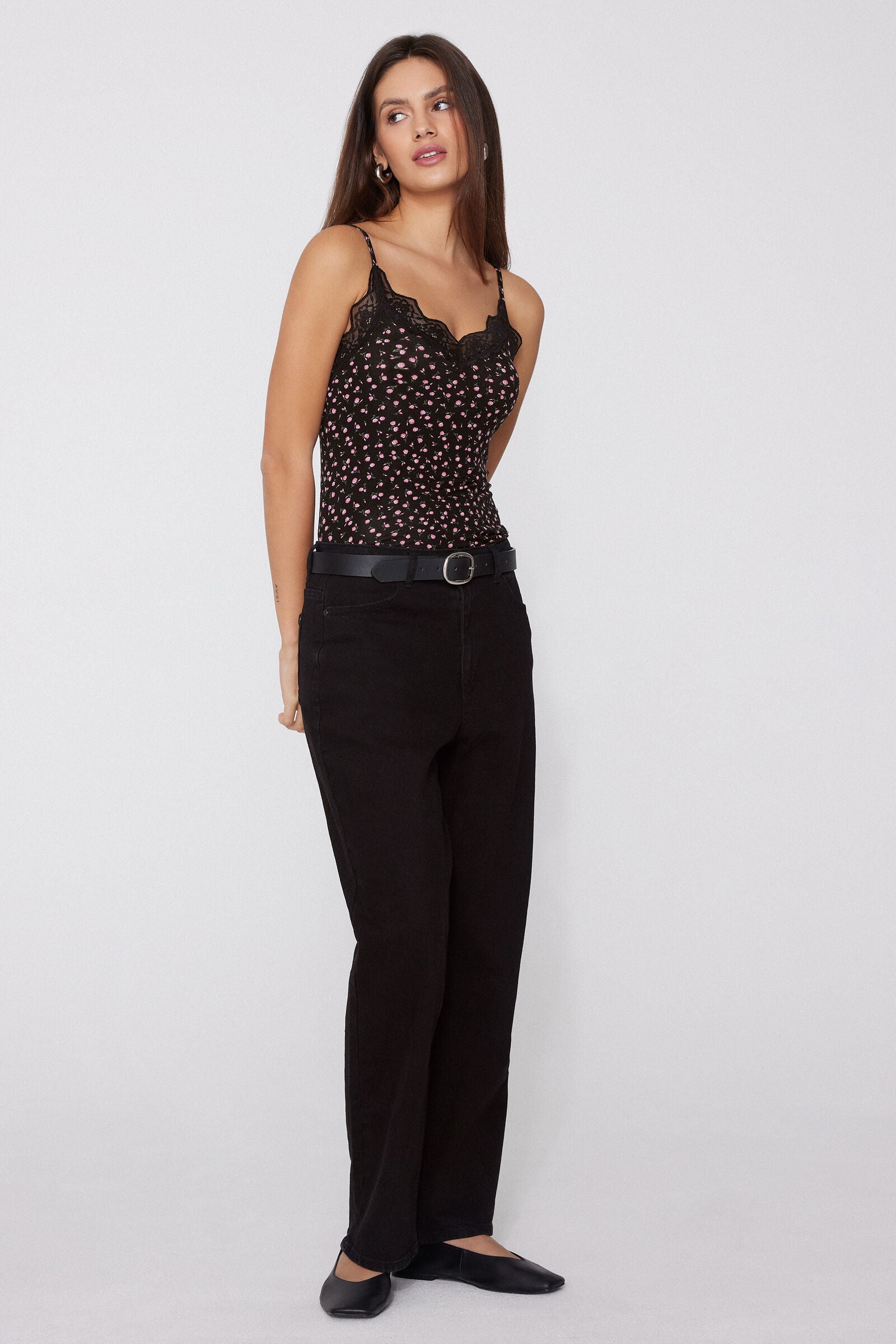 גופיית V בגימור תחרה