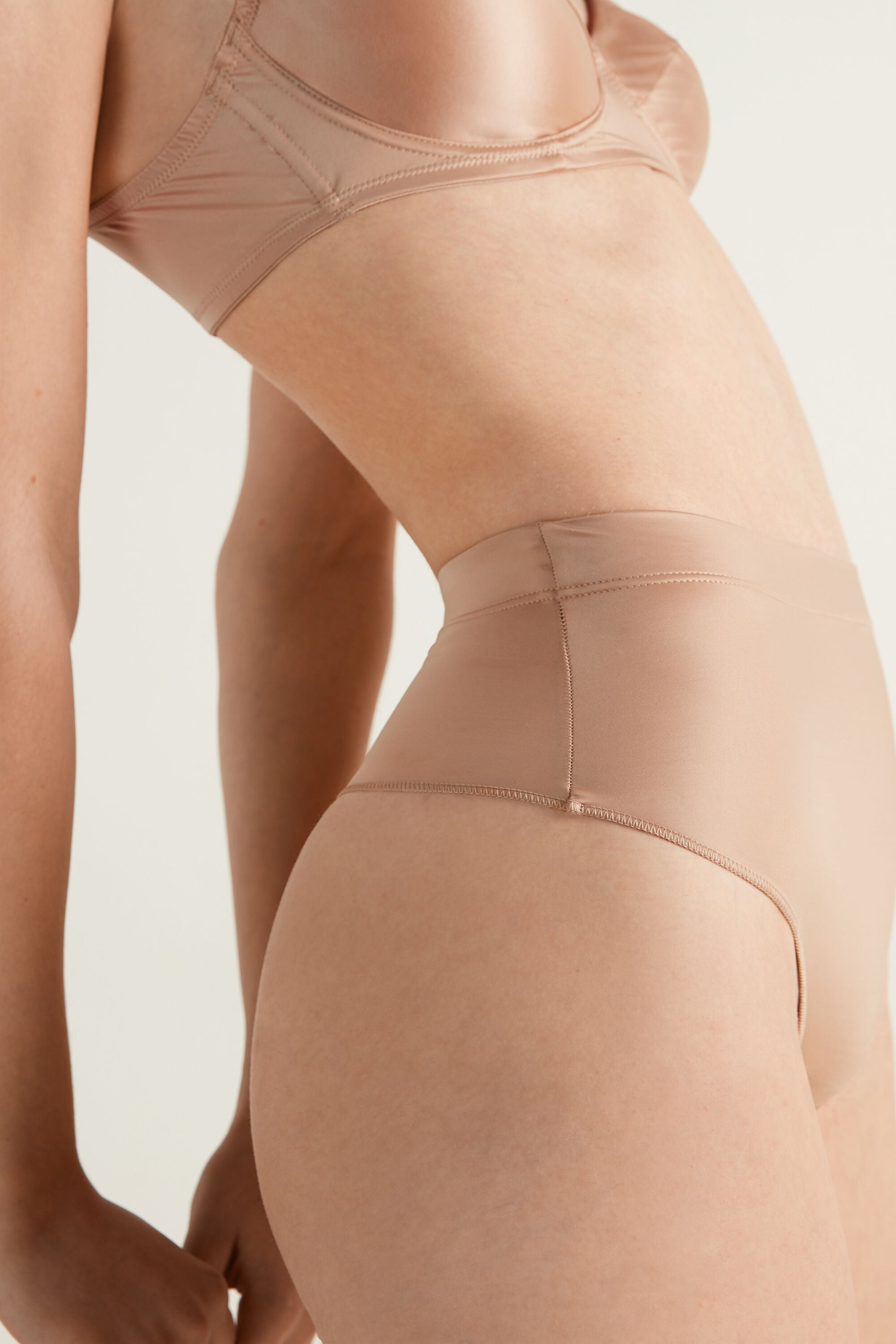 תחתונים ברזילאיים מחטבים High-Waist