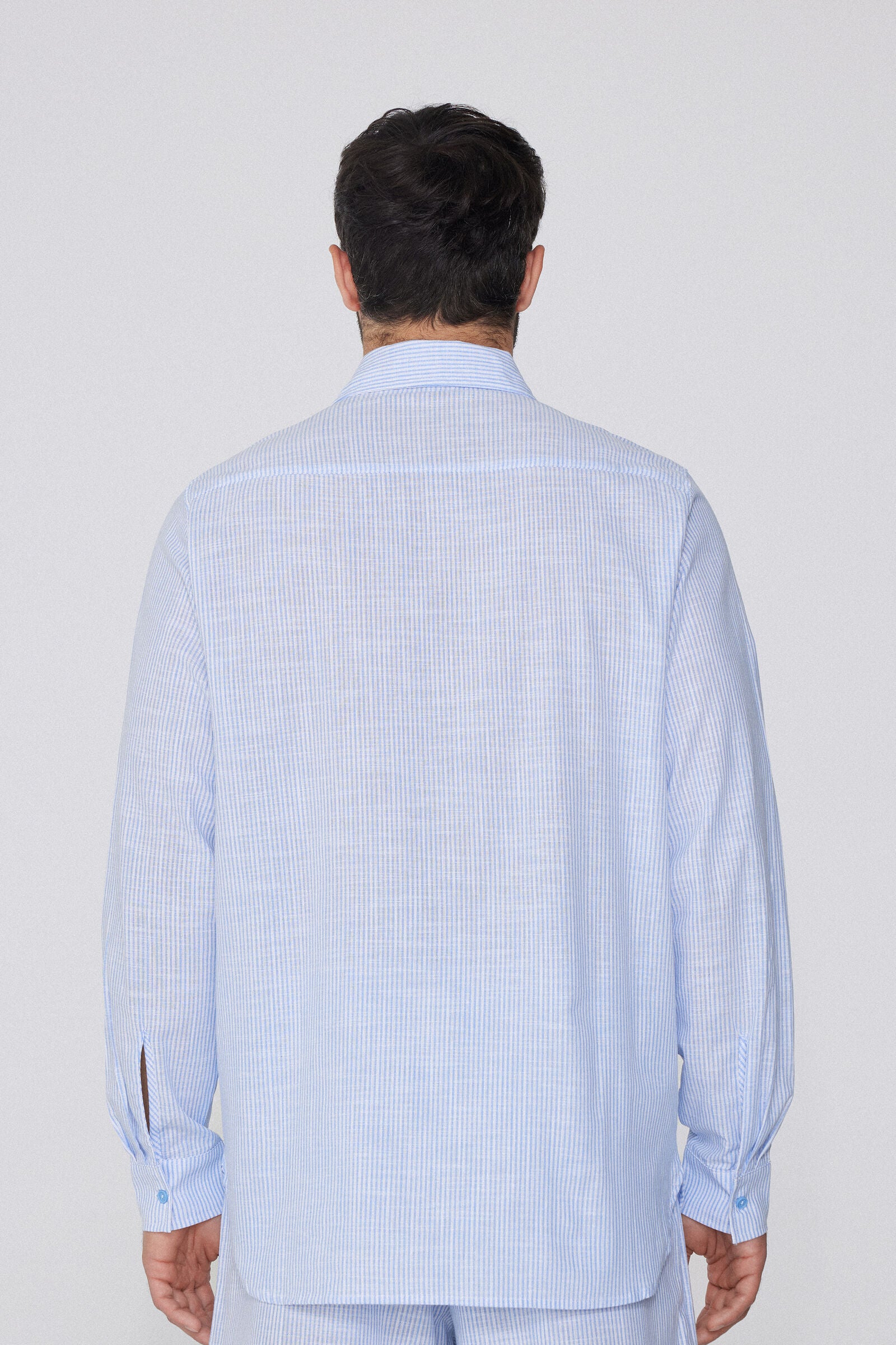 חולצת פסים מכופתרת מבד כותנה