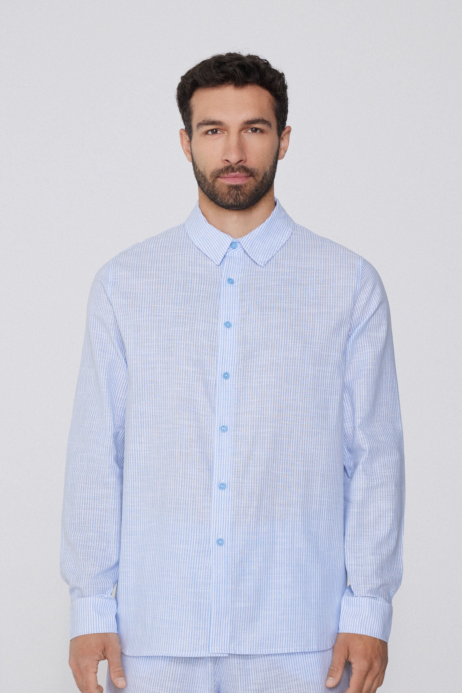 חולצת פסים מכופתרת מבד כותנה