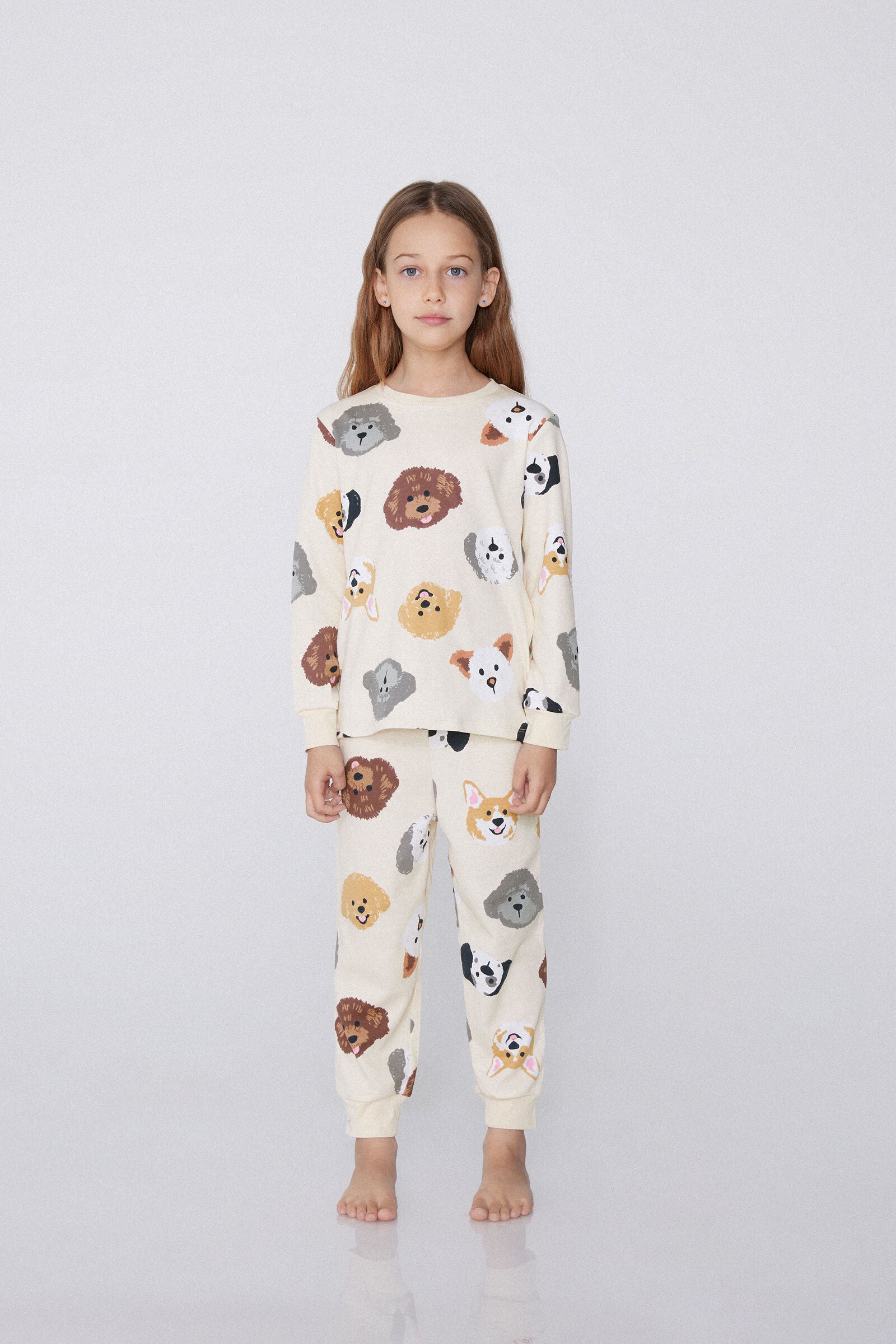 סט פיג'מה לילדות עם הדפס כלבלבים
