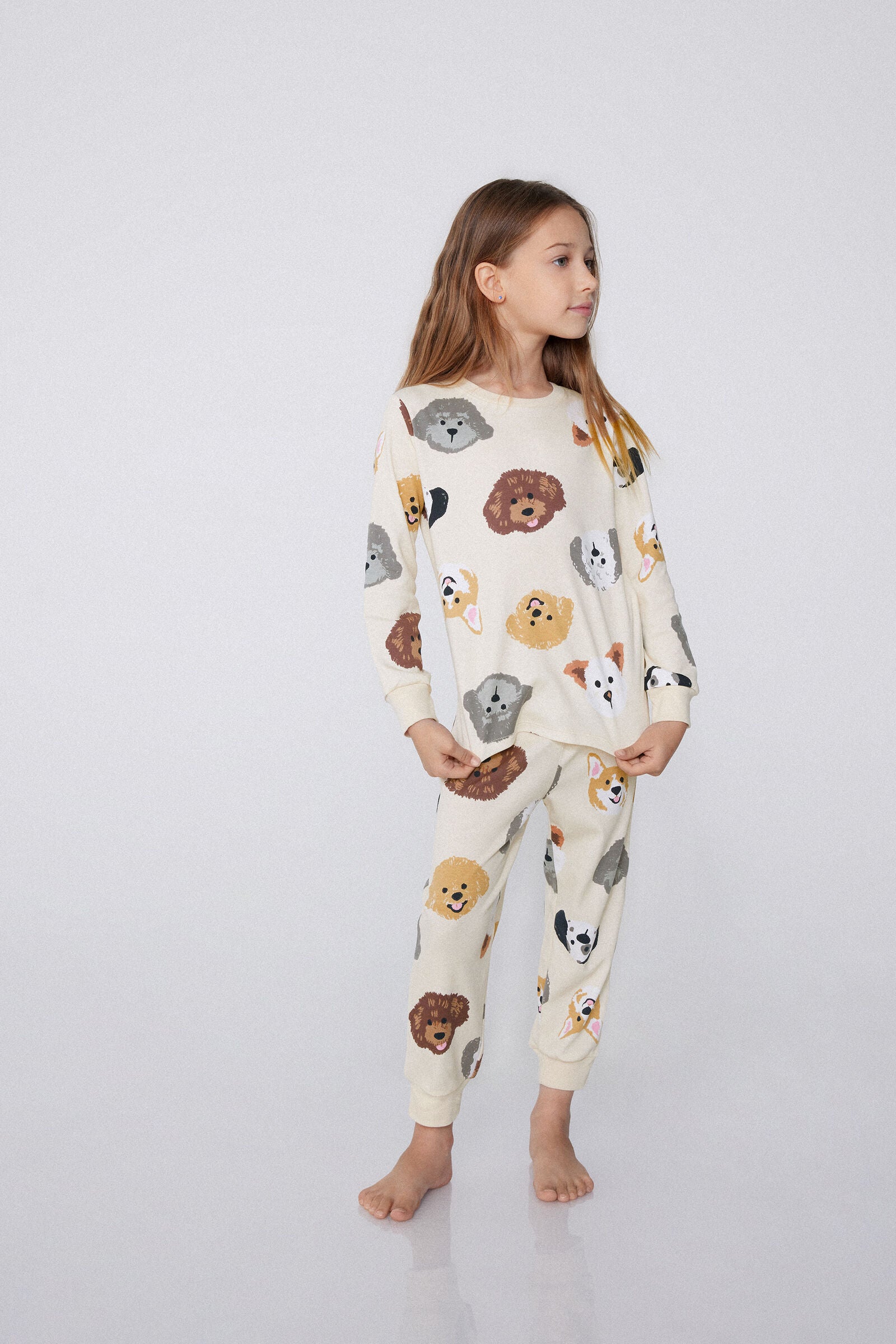סט פיג'מה לילדות עם הדפס כלבלבים