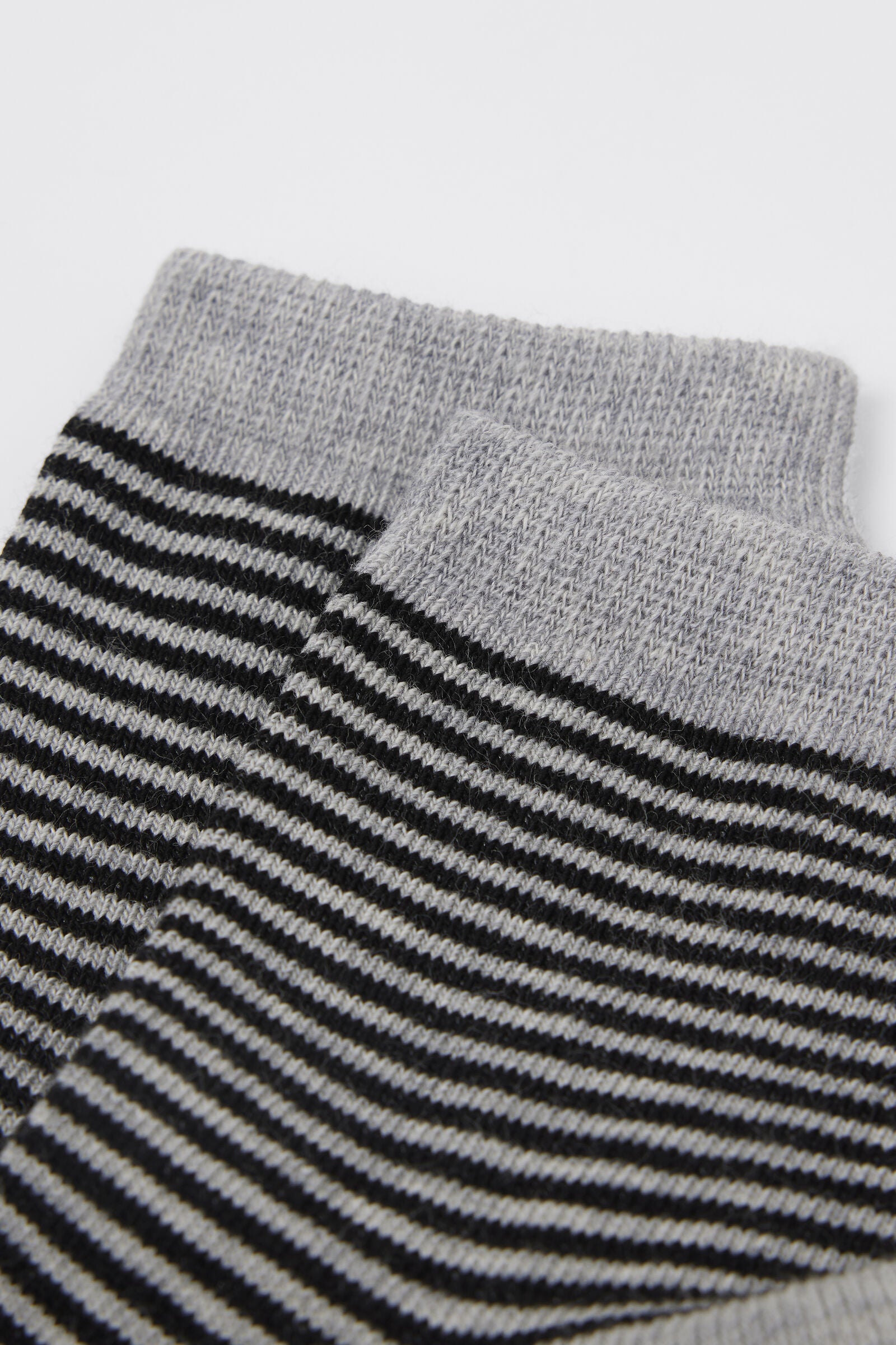 גרביים עם טקסטורה מבצבצת לילדים