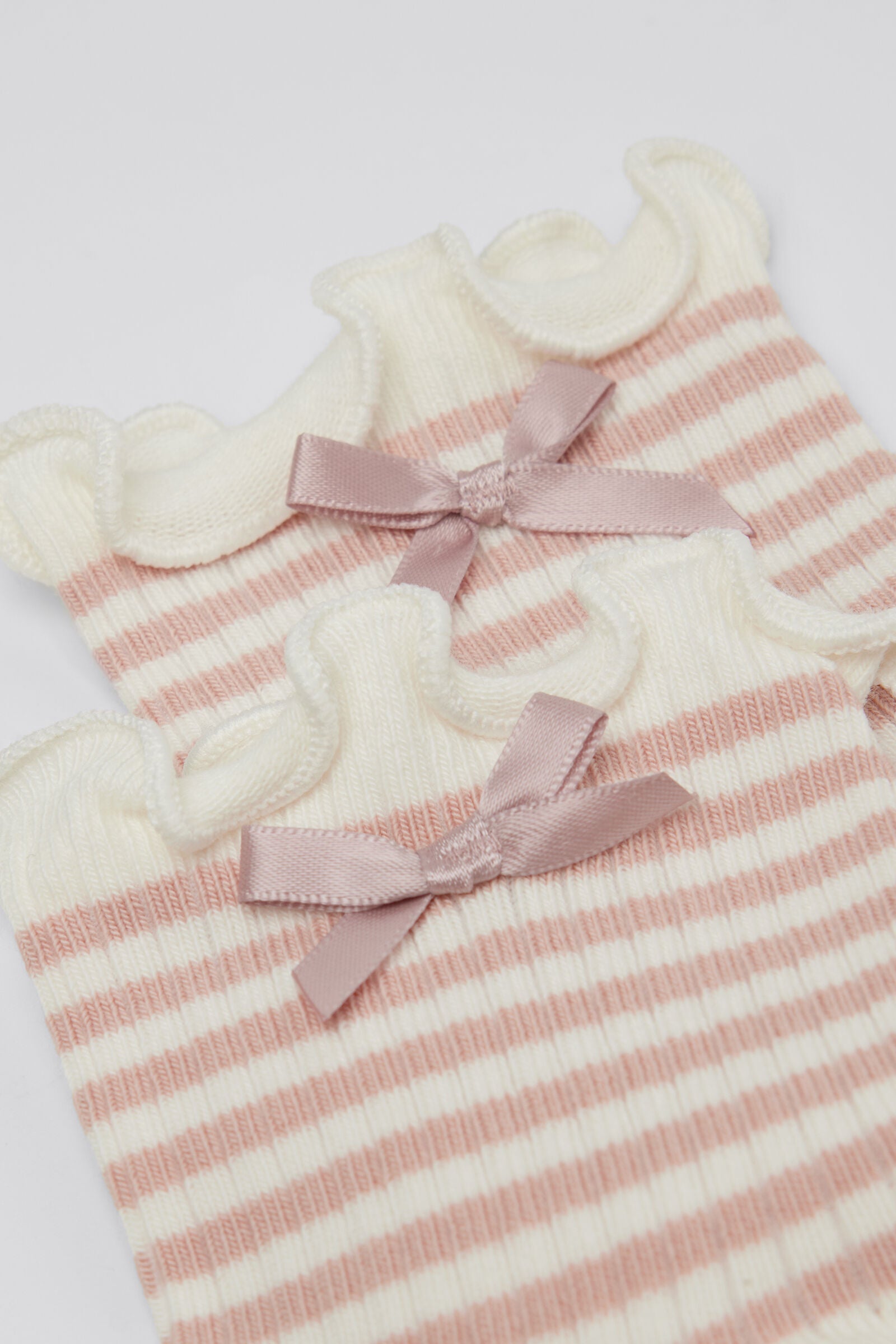 גרבי פסים לבנות