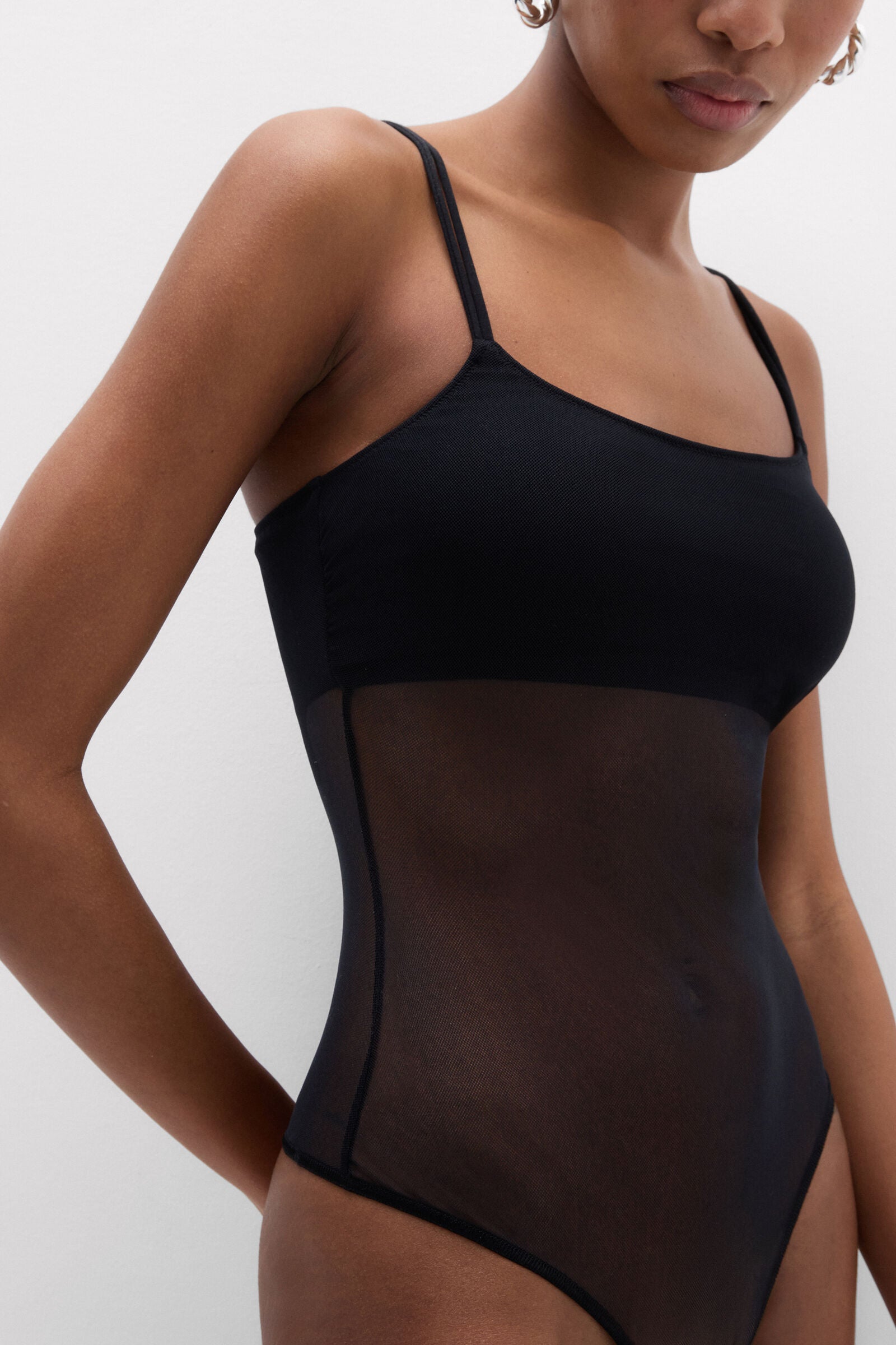 בגד גוף עם חתך טול