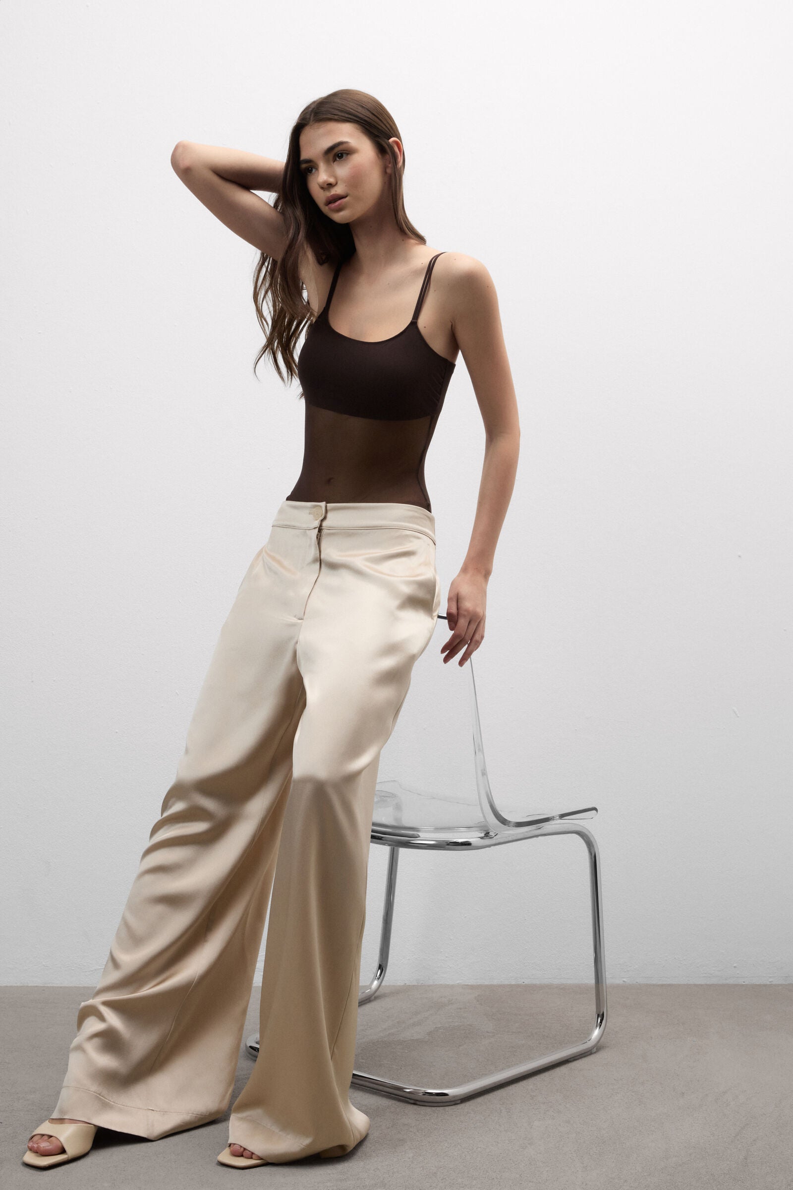 בגד גוף עם חתך טול