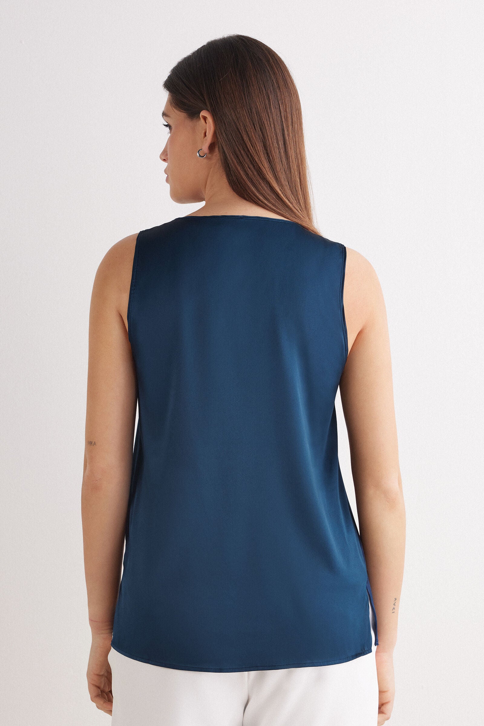 גופיית משי עם מחשוף V