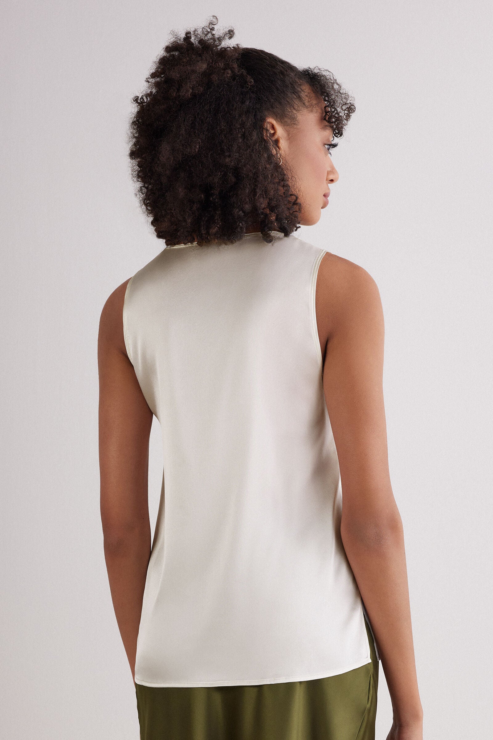 גופיית משי עם מחשוף V