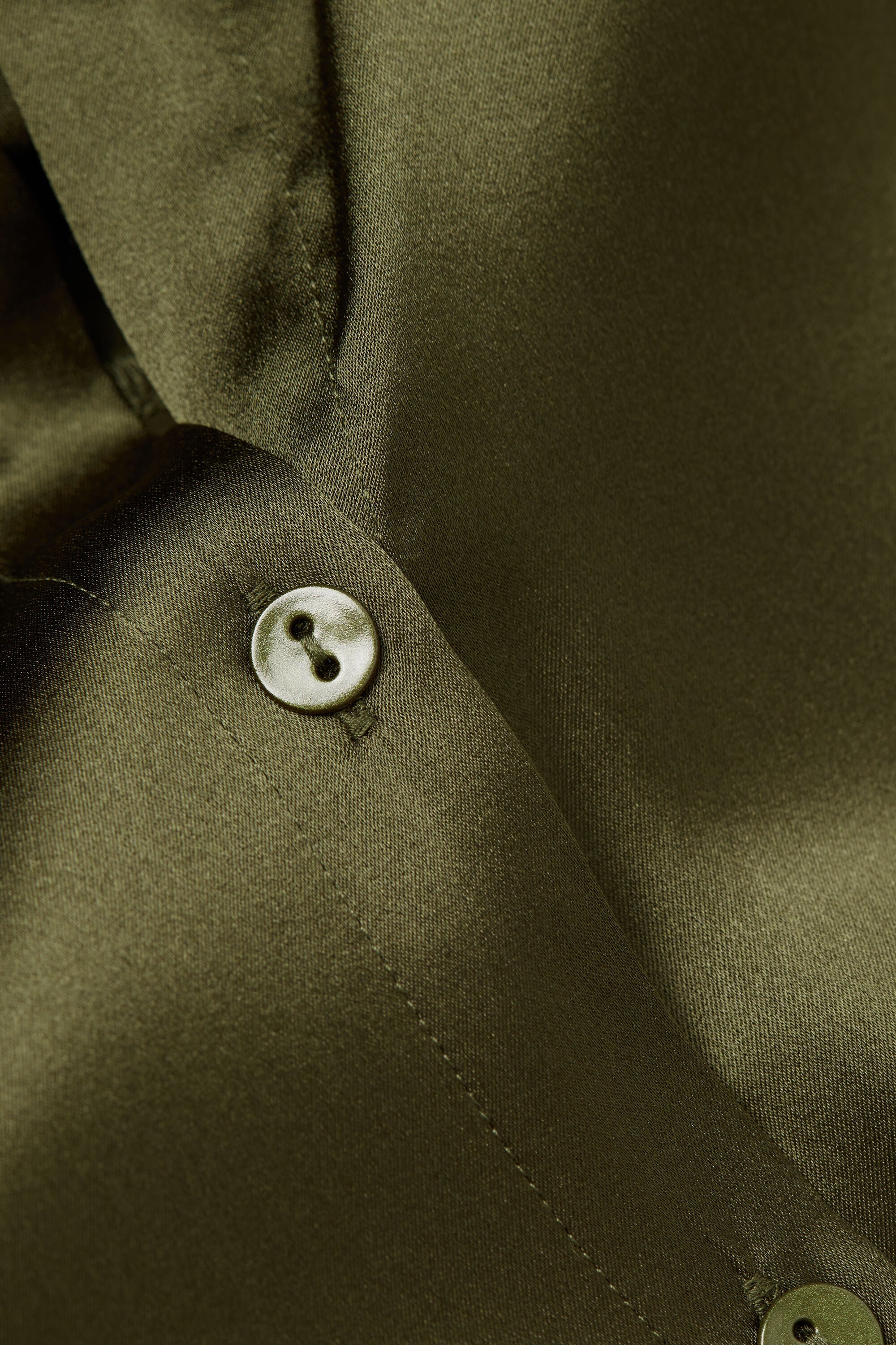 חולצת משי מכופתרת