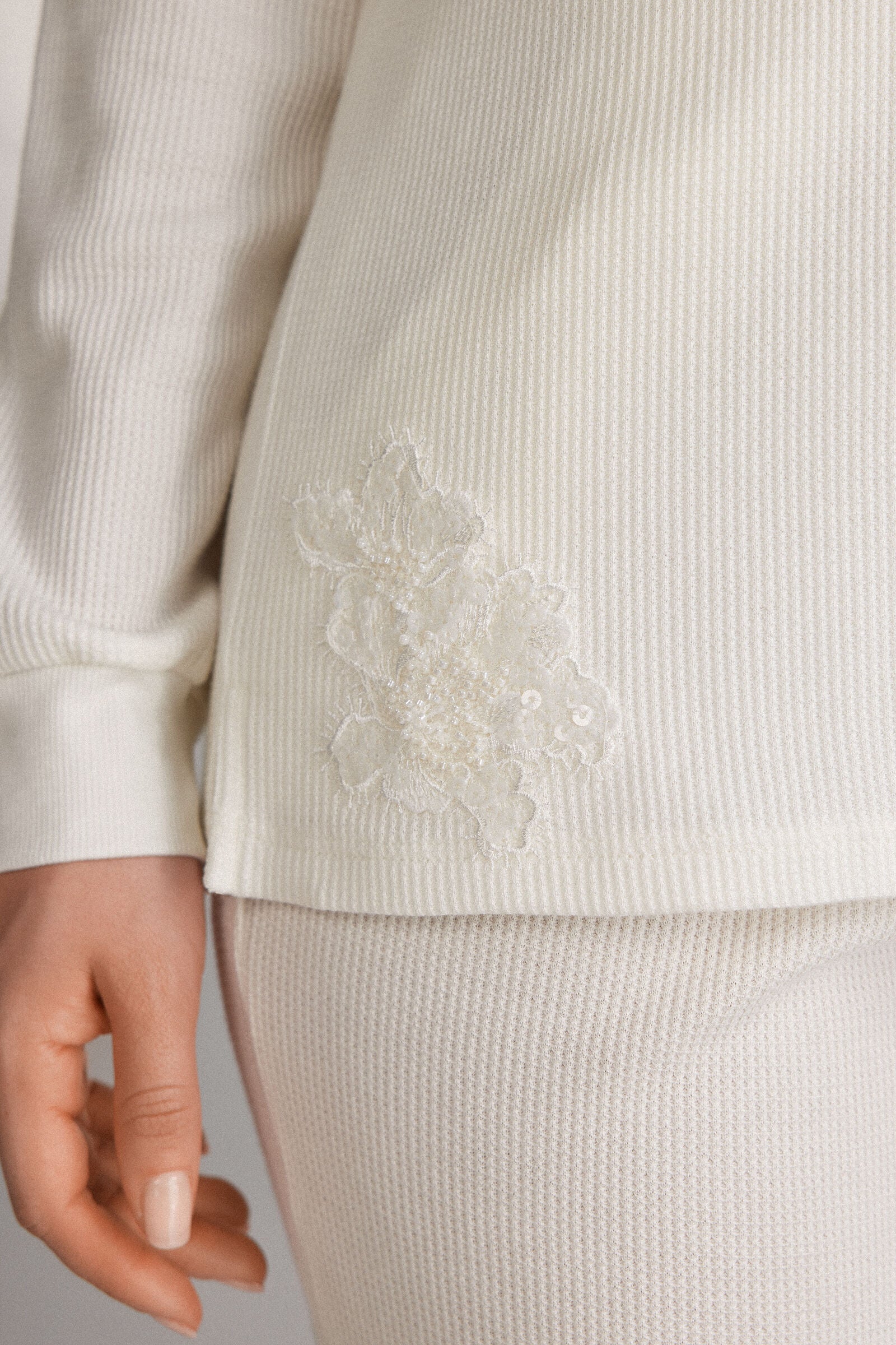 חולצה ארוכה מבד וופל עם גימורי רקמה