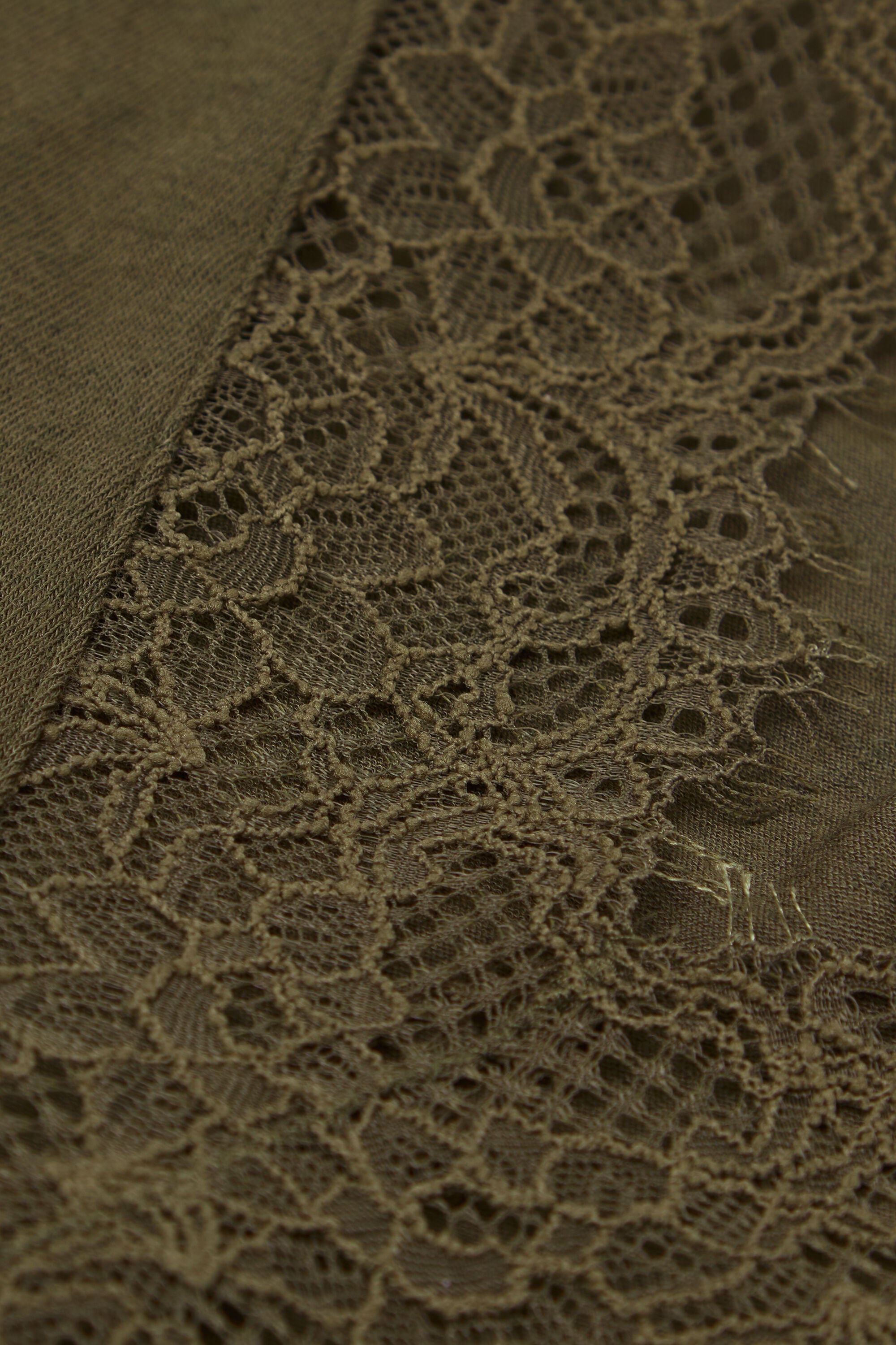 חולצת מודל קשמיר ארוכה עם וי תחרה