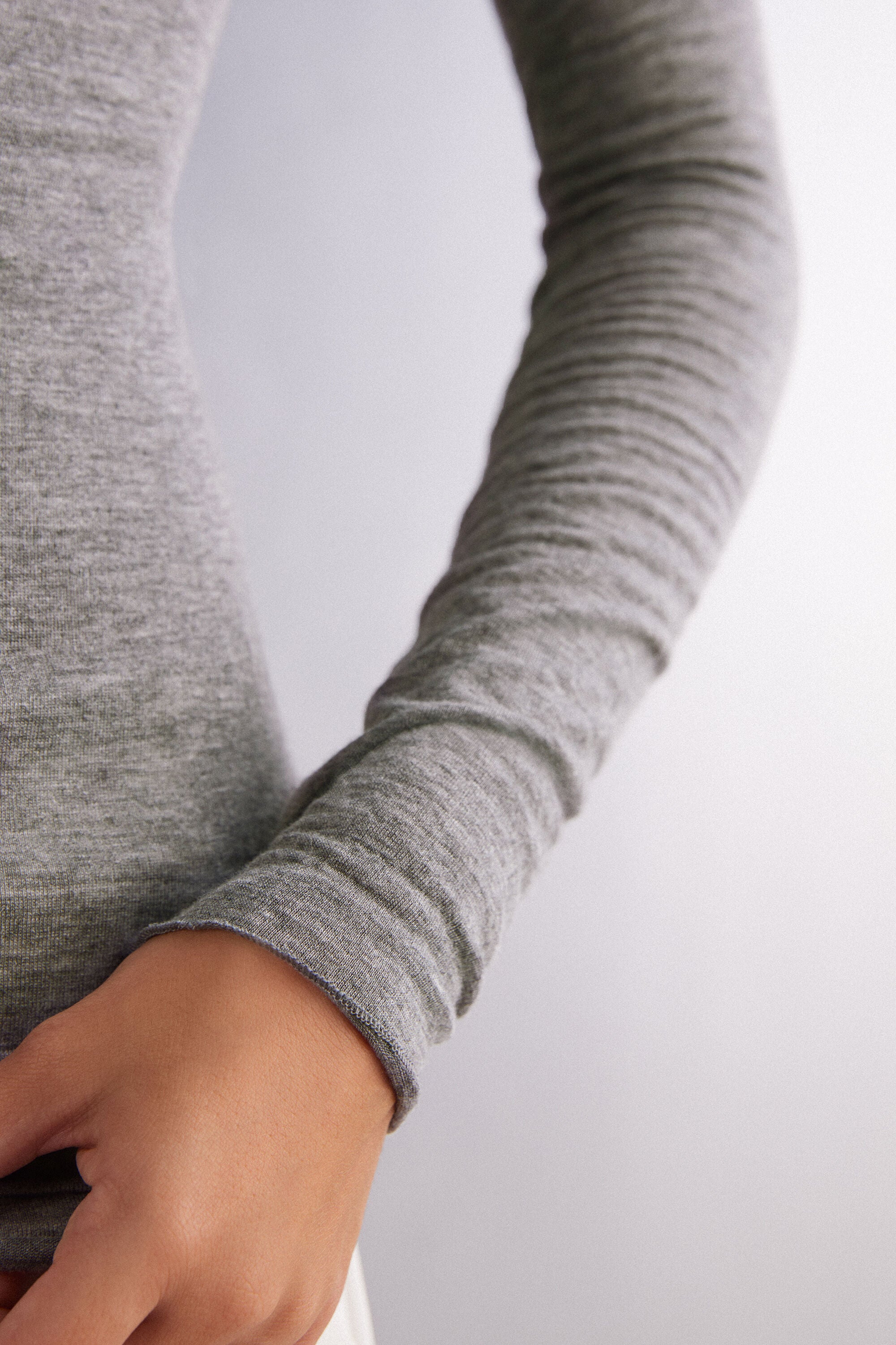 חולצת קשמיר עם צווארון גולף