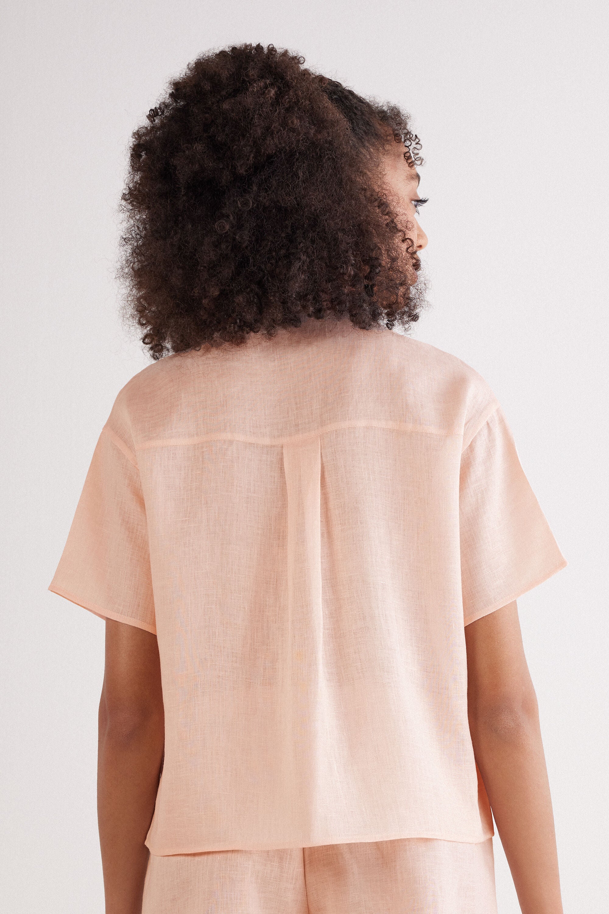 חולצת פשתן מכופתרת