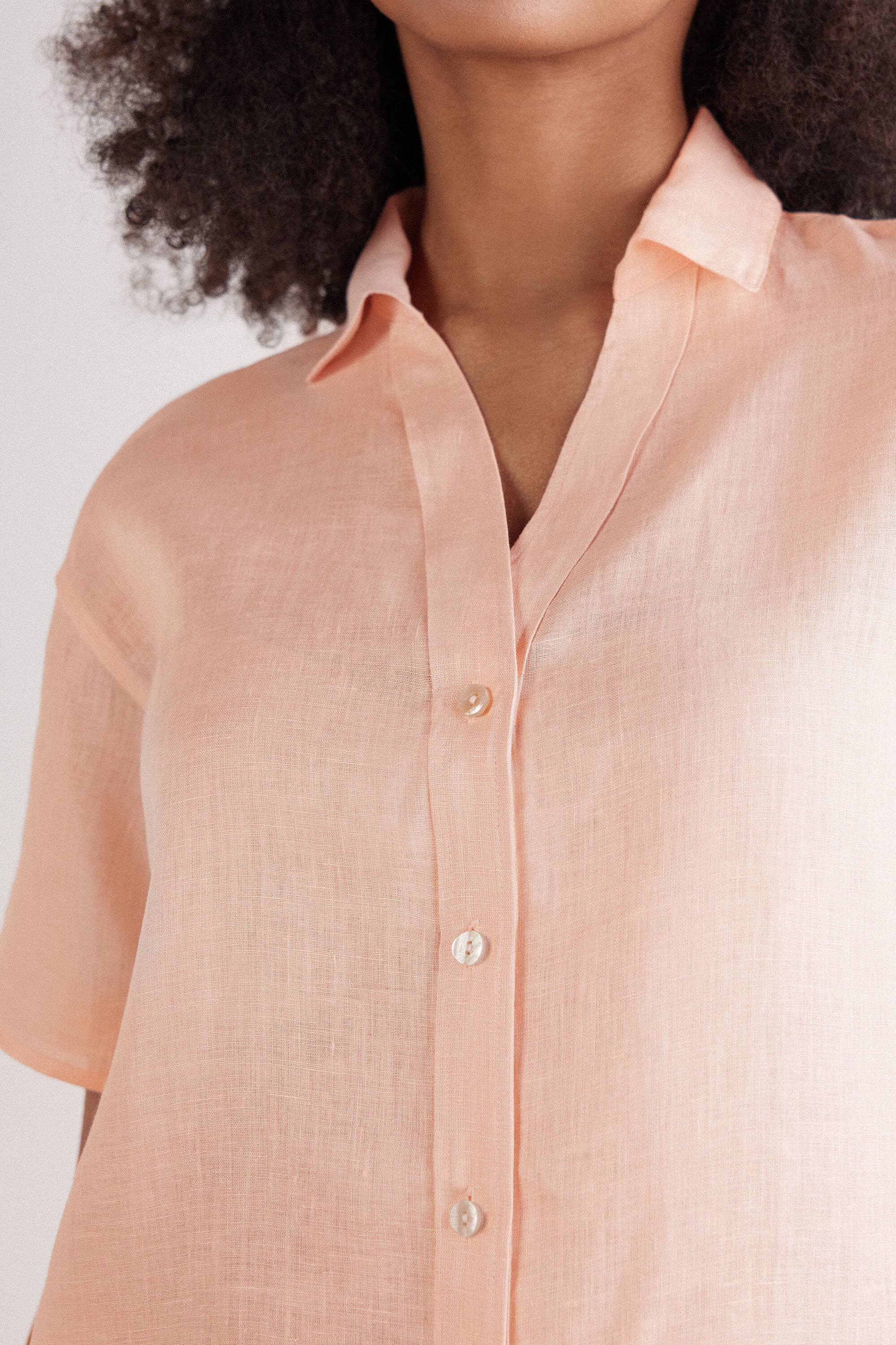 חולצת פשתן מכופתרת