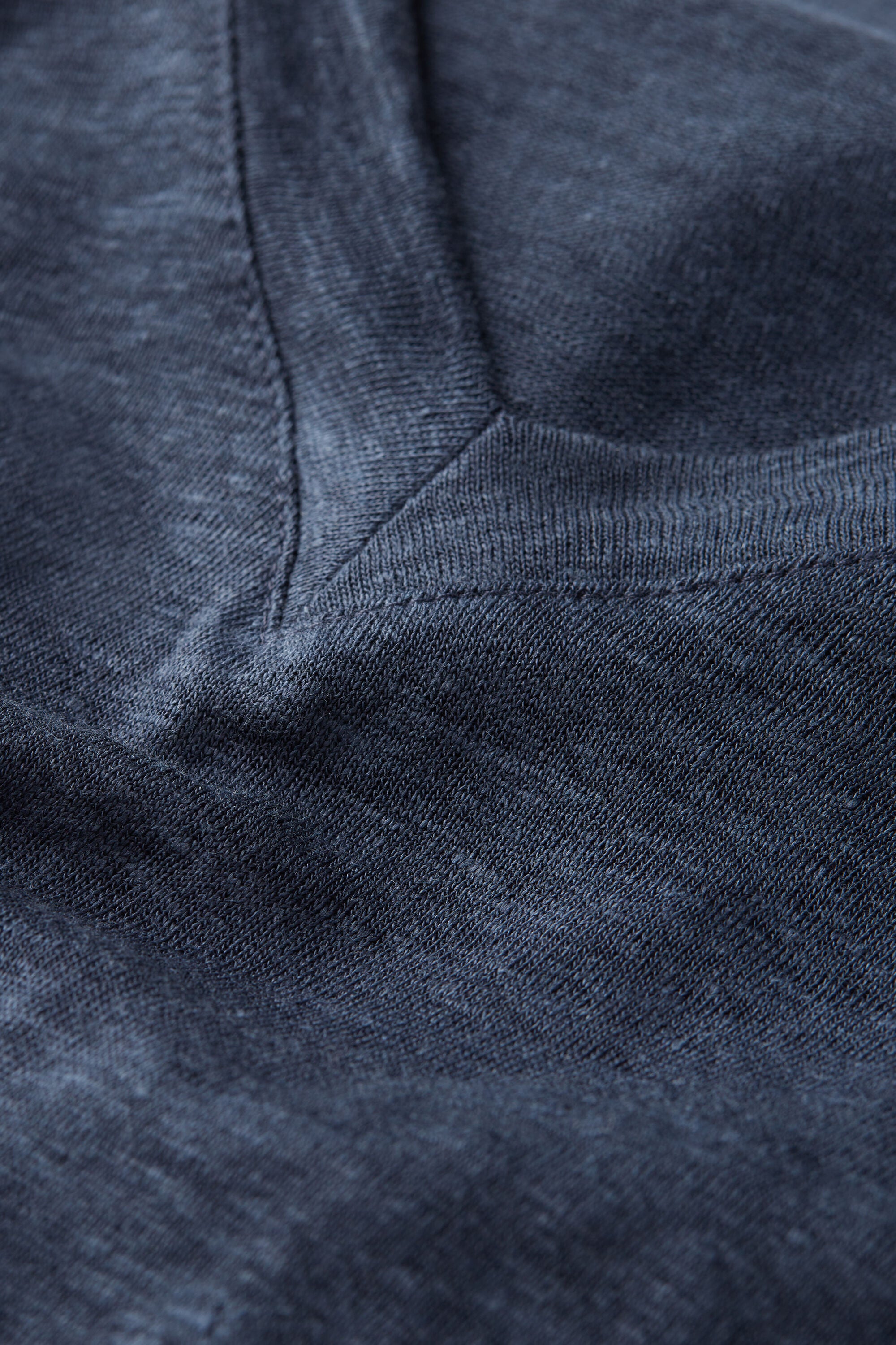 טי שירט V מבד פשתן