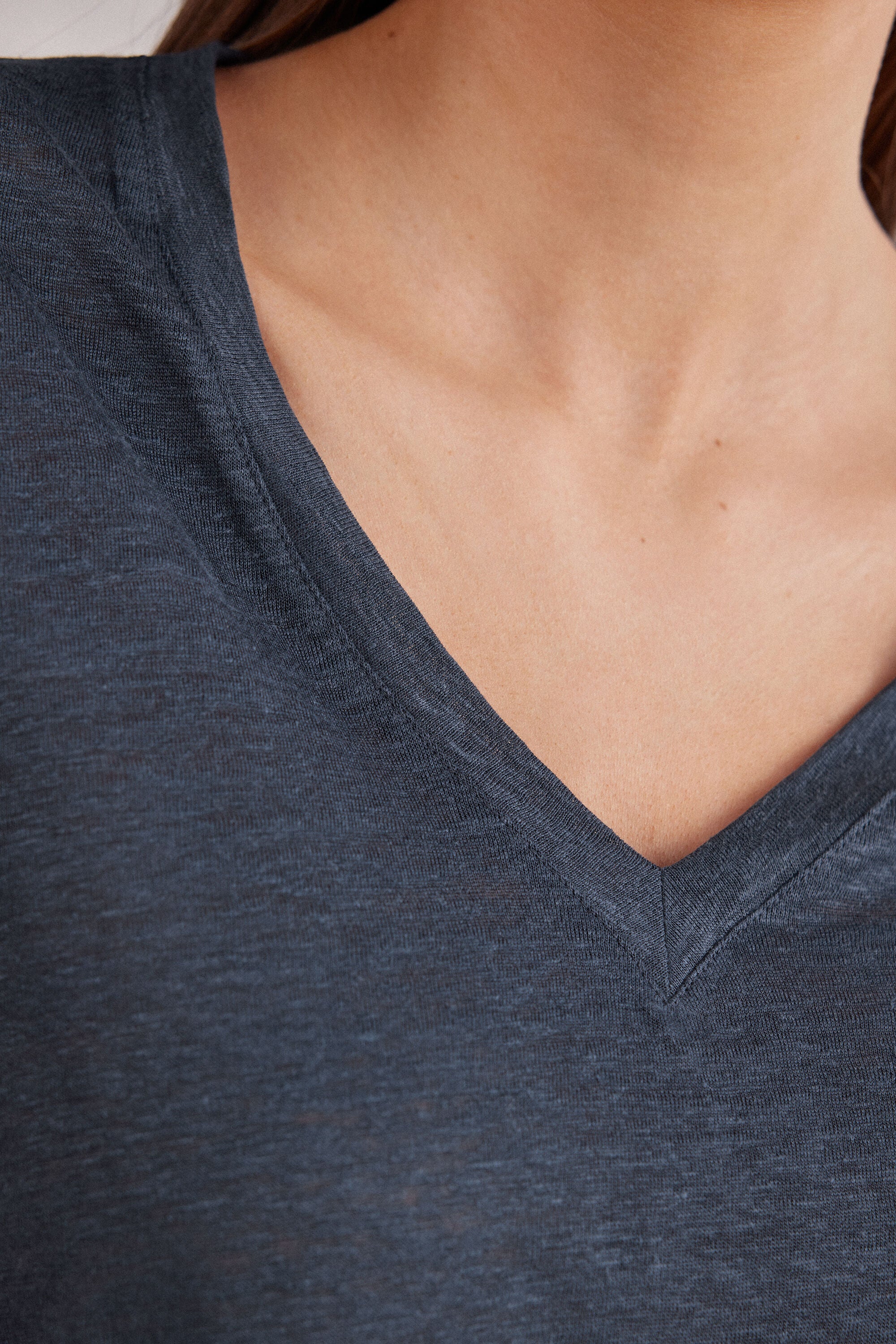 טי שירט V מבד פשתן