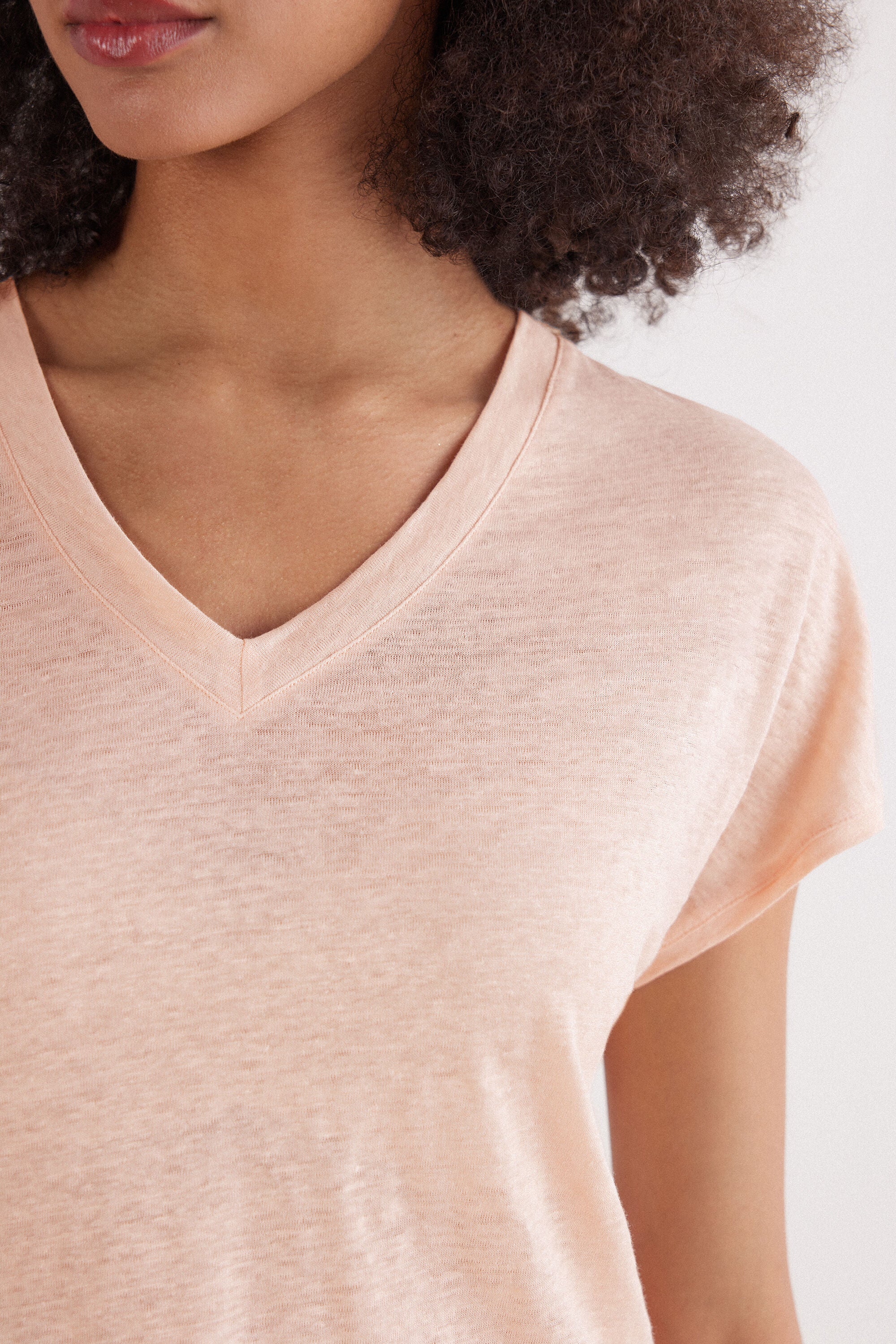 טי שירט V מבד פשתן