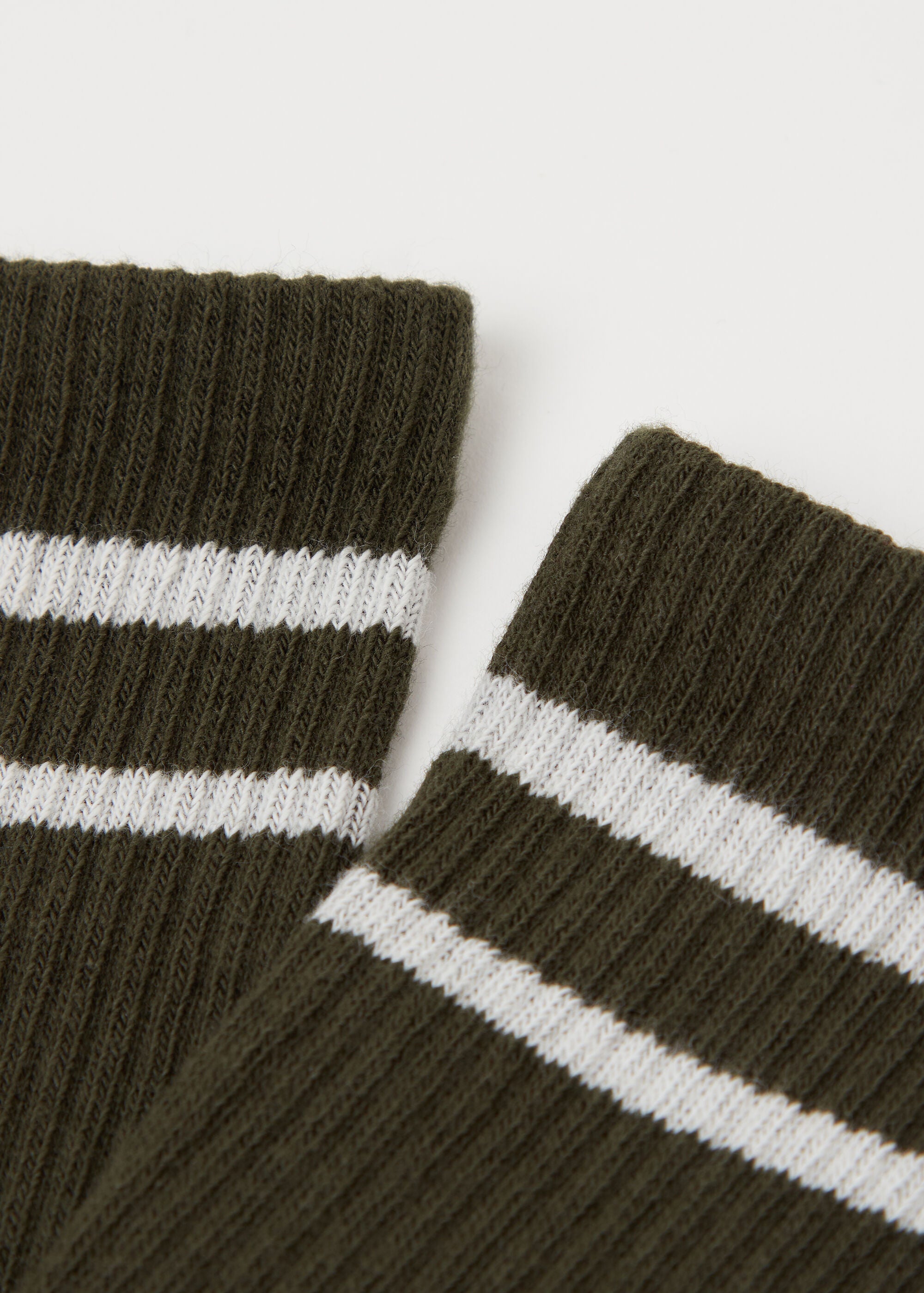 גרבי ספורט עם פסים