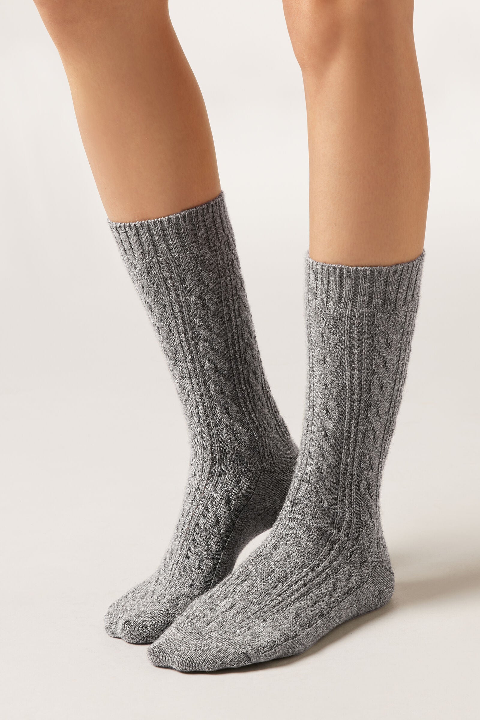 גרבי קשמיר Cable-Patterned