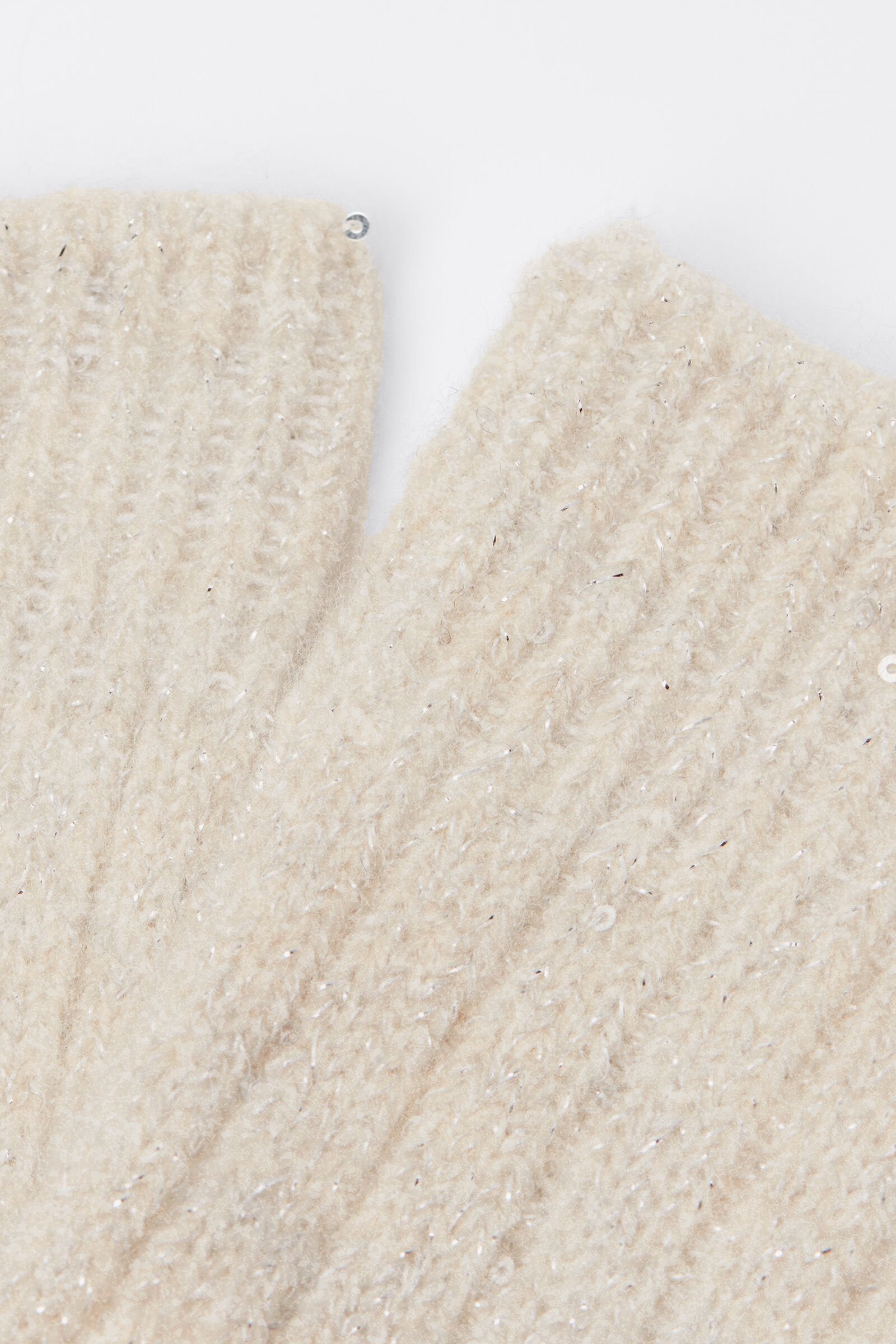 גרבי צמר מעוטרות פייטים