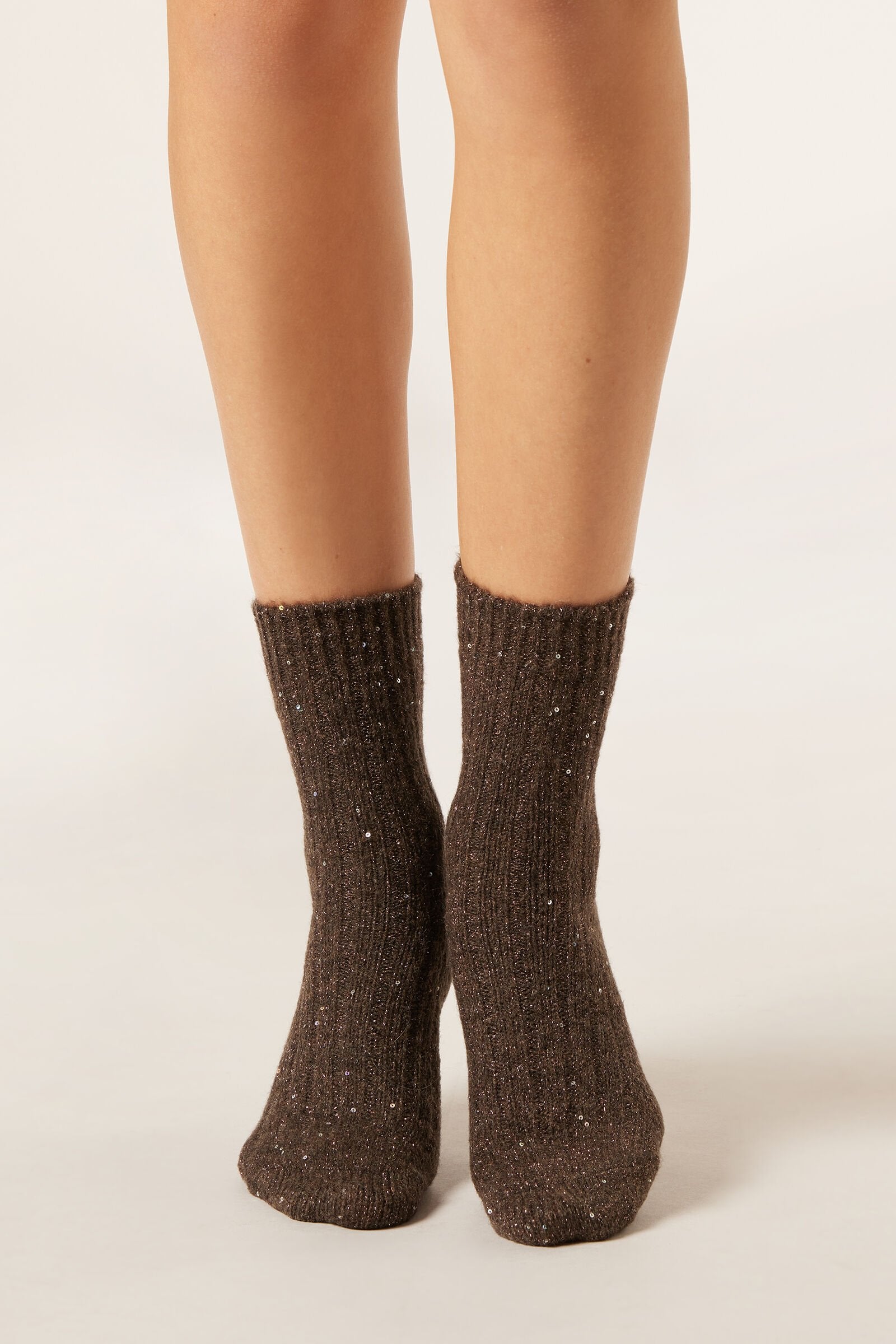 גרבי צמר מעוטרות פייטים