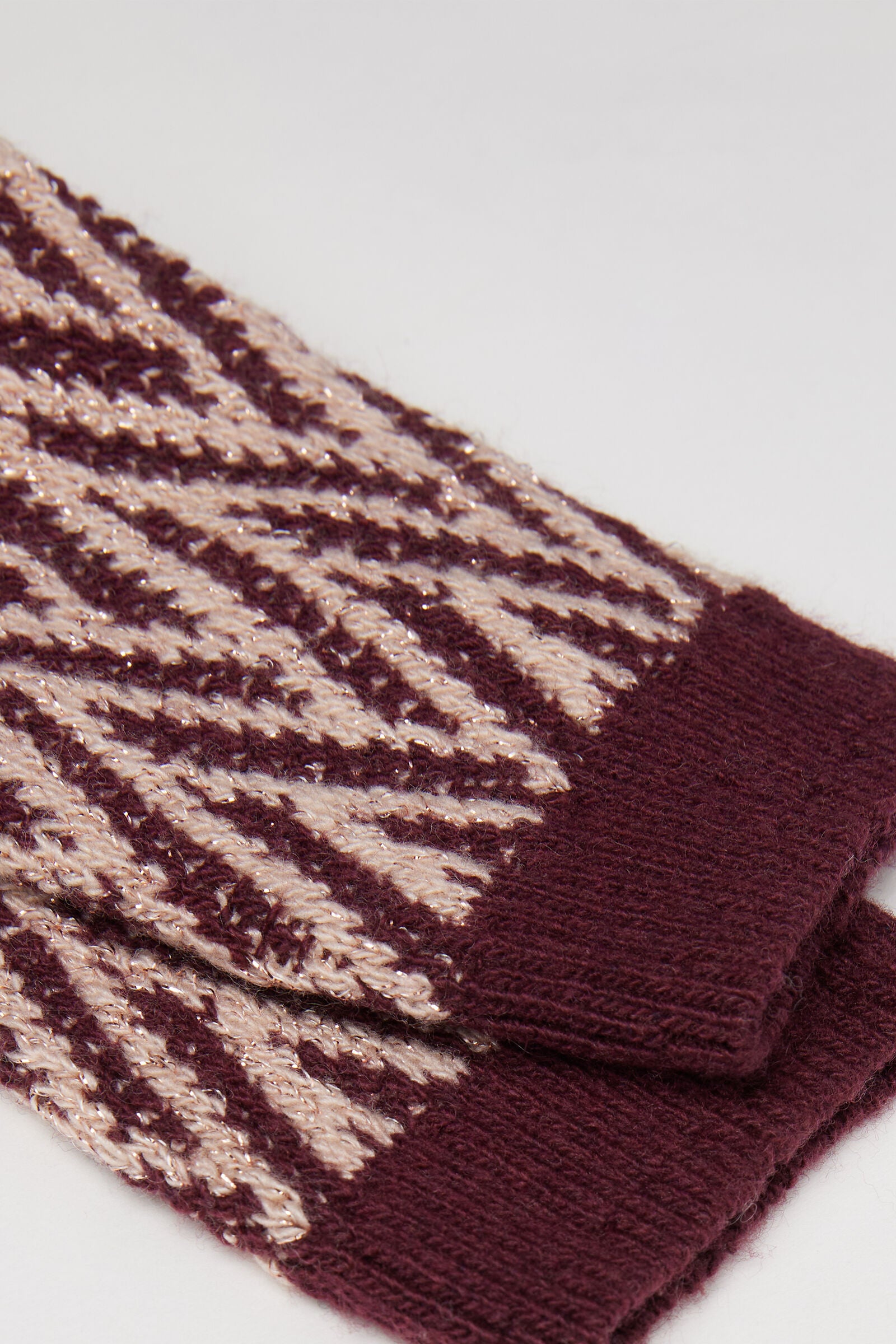 גרביים מנצנצות בדוגמת שברון