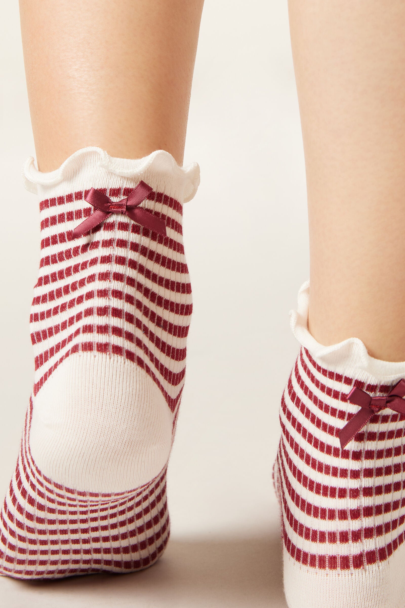 גרבי פסים בעיטור פפיון