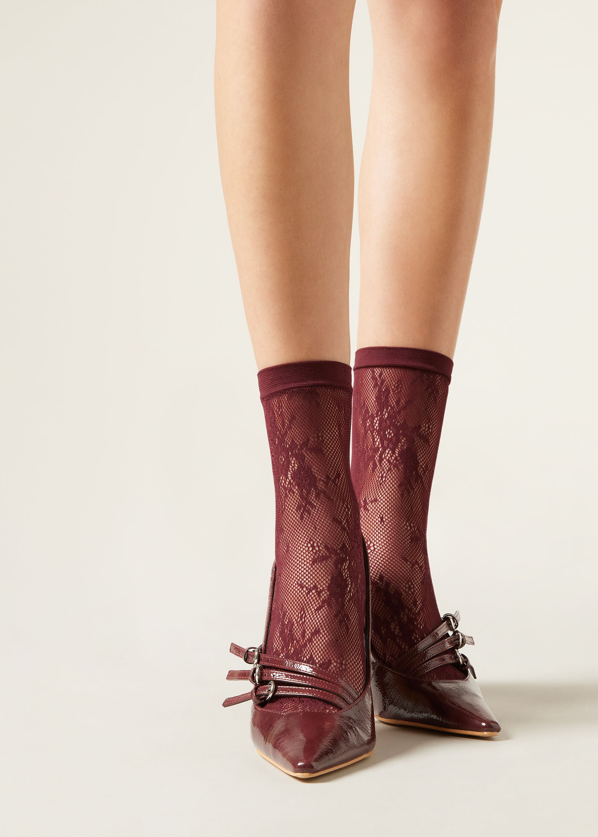 גרבי תחרה פרחוניות