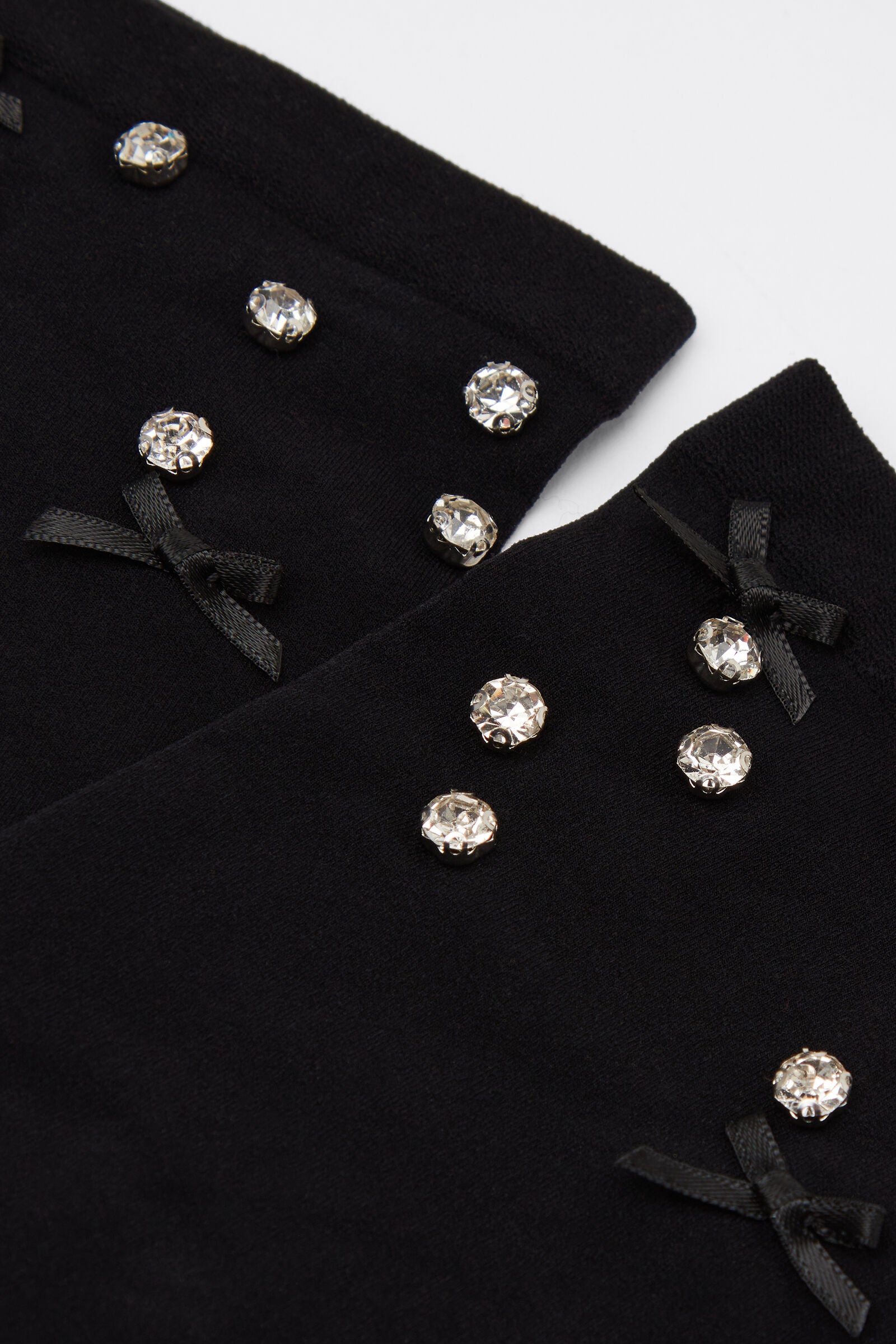 גרביים בעיטור יהלומים ופפיונים