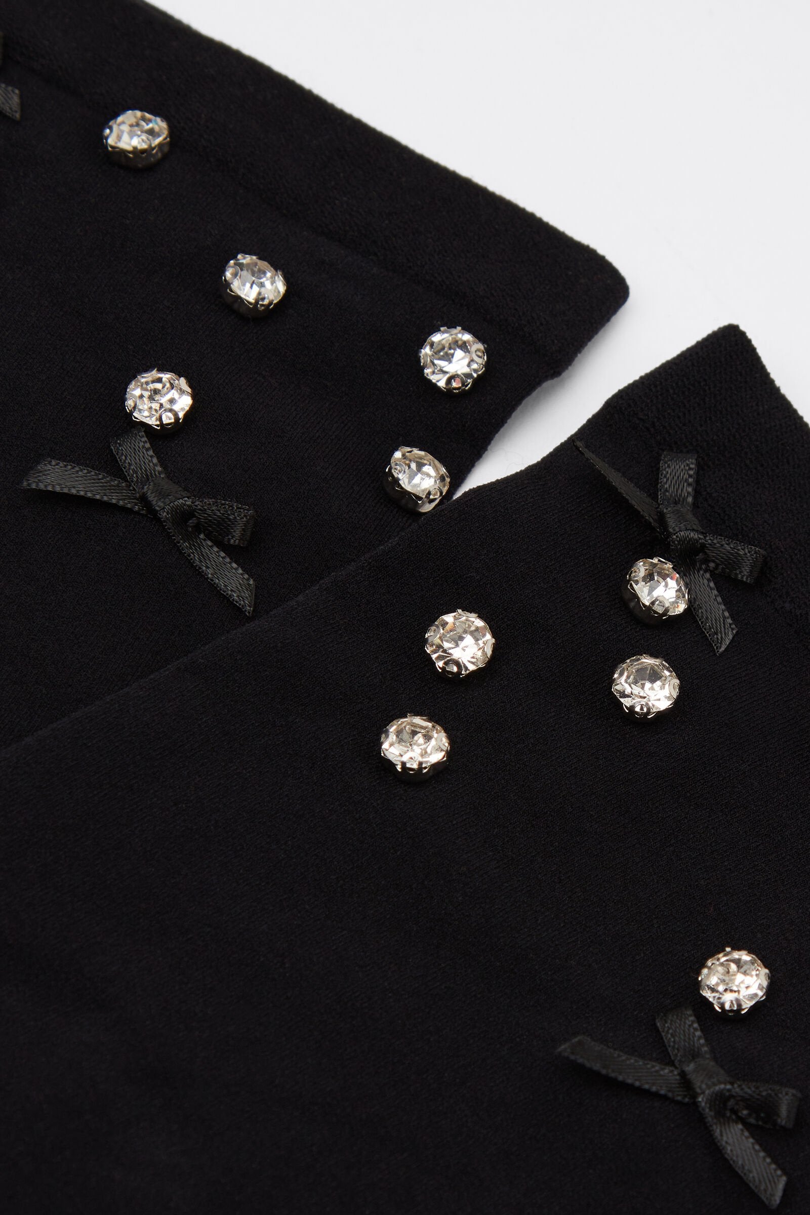 גרביים בעיטור יהלומים ופפיונים