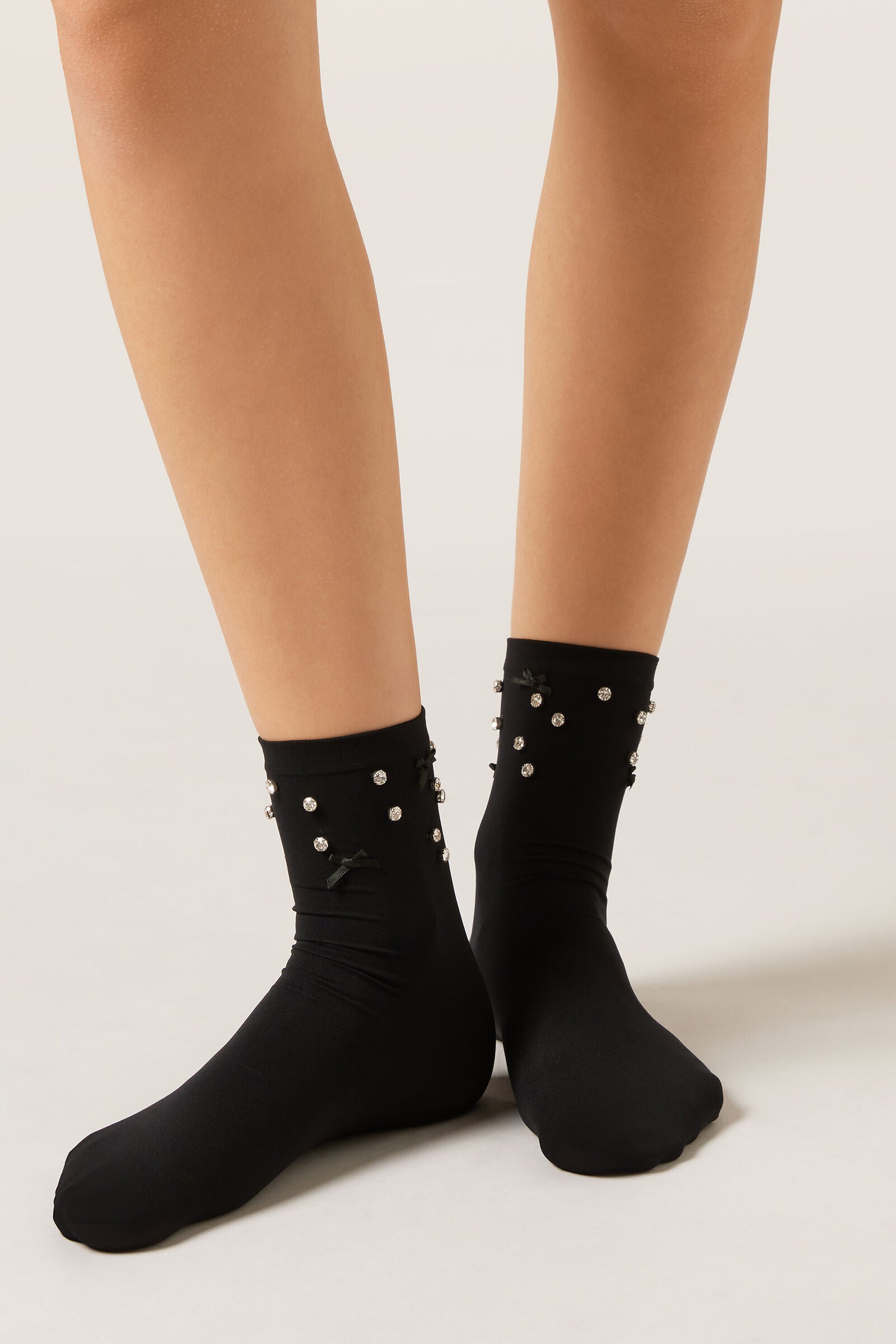 גרביים בעיטור יהלומים ופפיונים