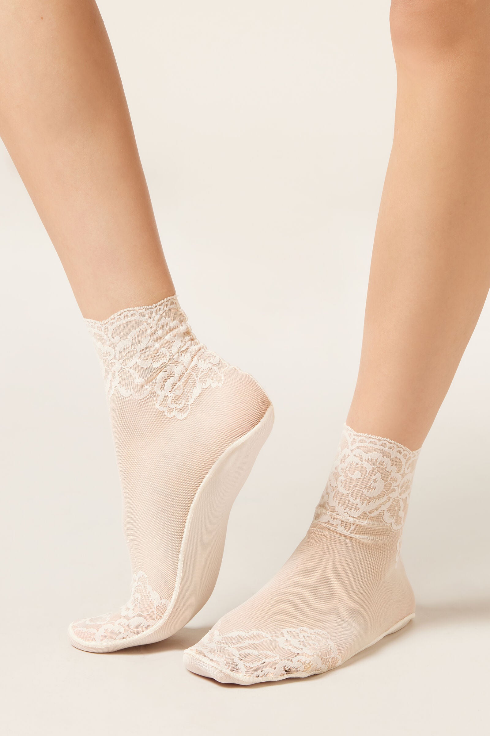 גרבי טול ותחרה קצרות