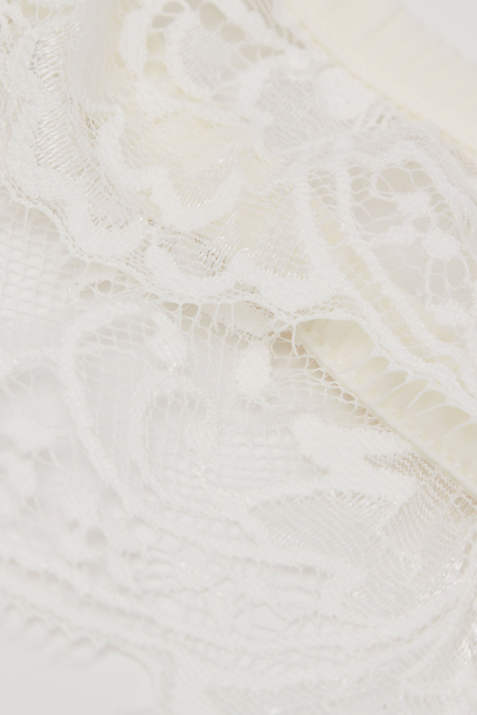 ביריית תחרה Ethereal Embrace