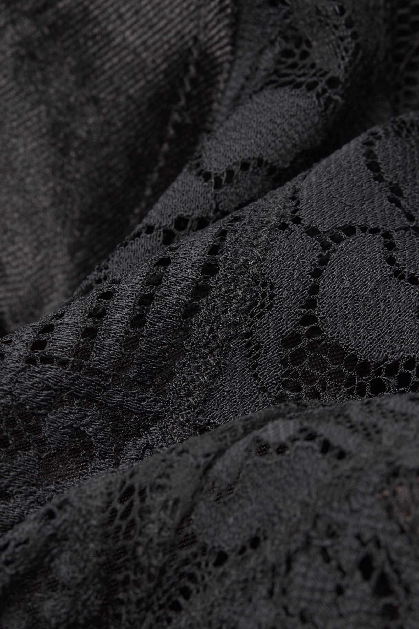 שמלת קטיפה ותחרה THE WOMAN FATAL