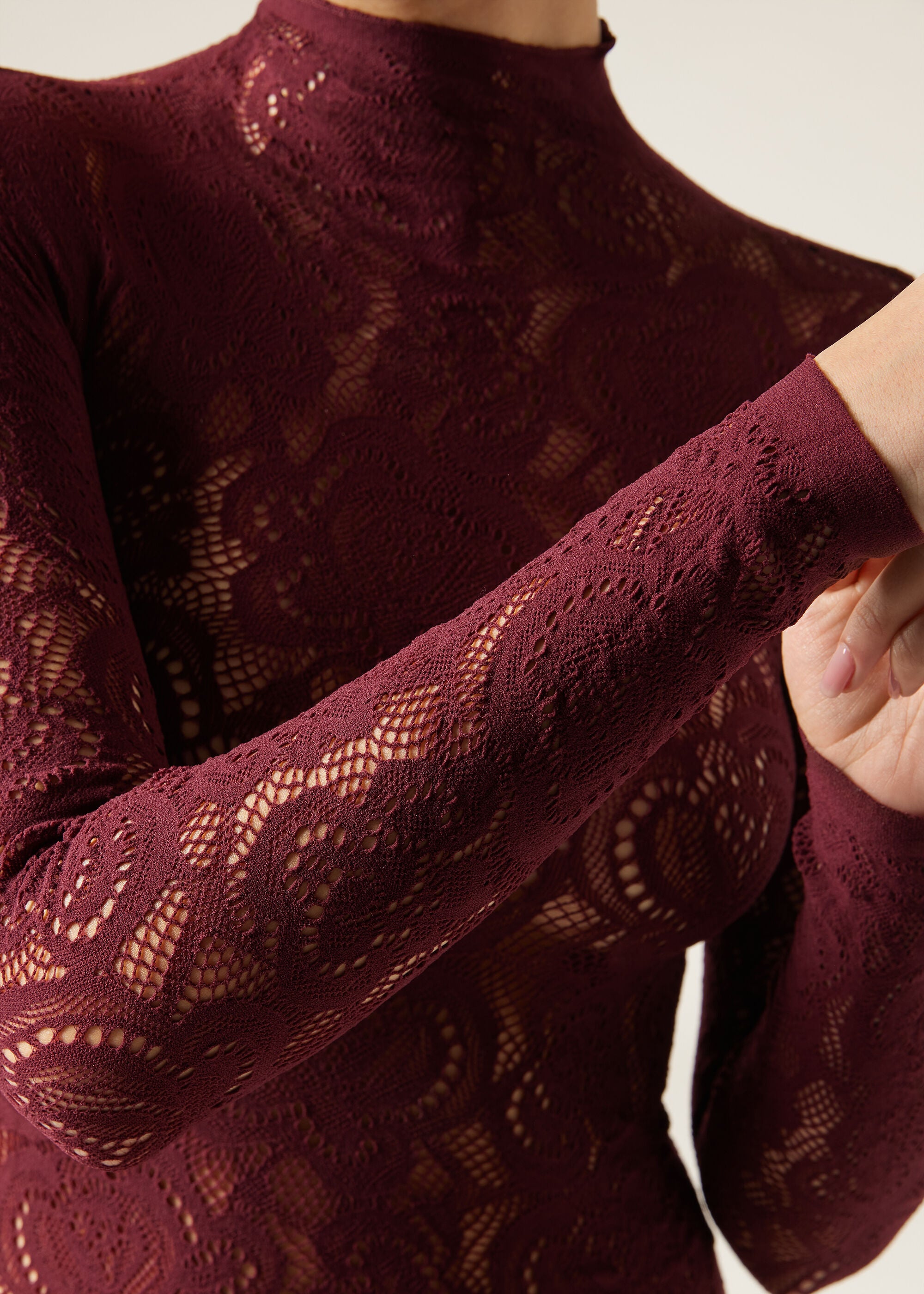 חולצת תחרה באפקט מקרמה