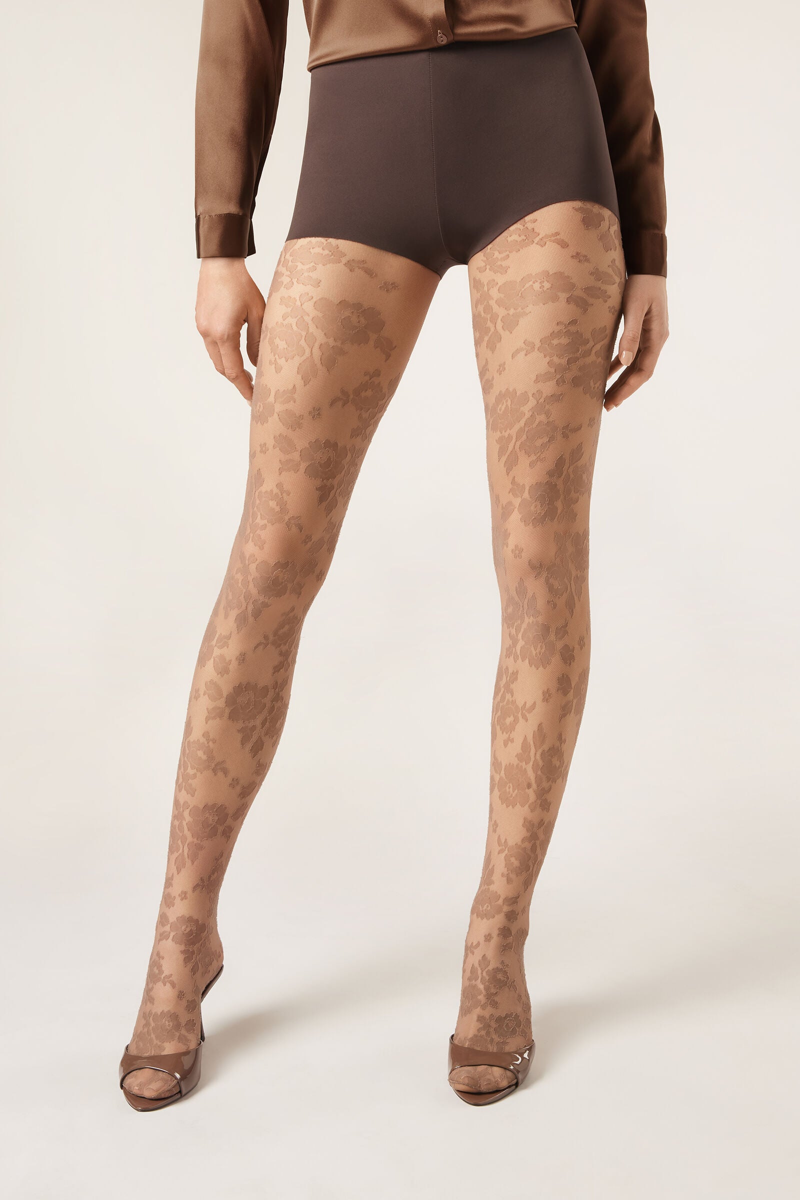 גרביונים שקופים עם דוגמה פרחונית