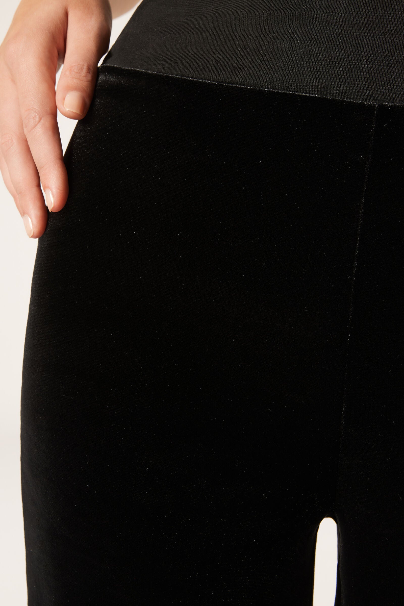 מכנסי קטיפה בגזרה רחבה