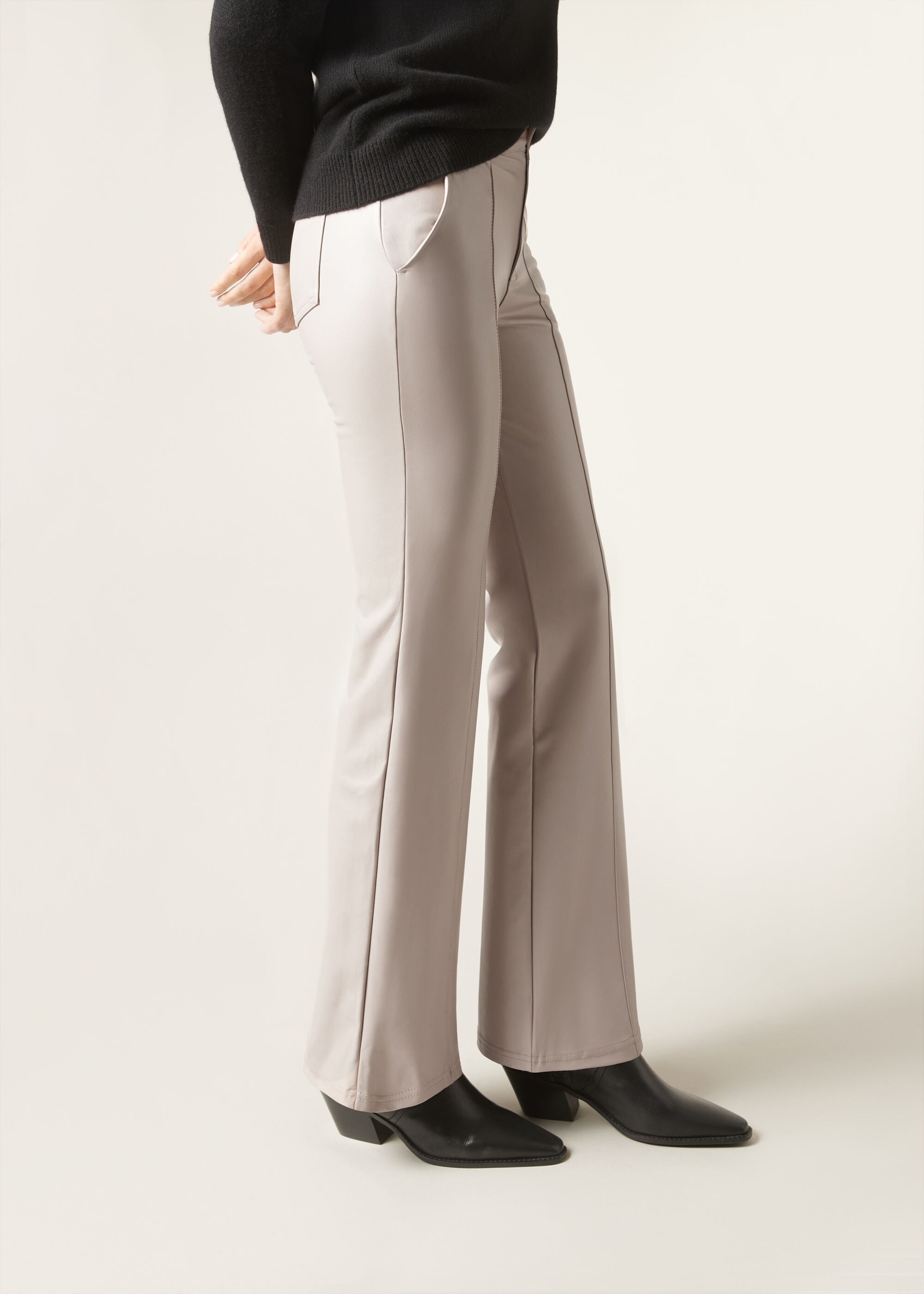 מכנסי דמוי עור מתרחבים