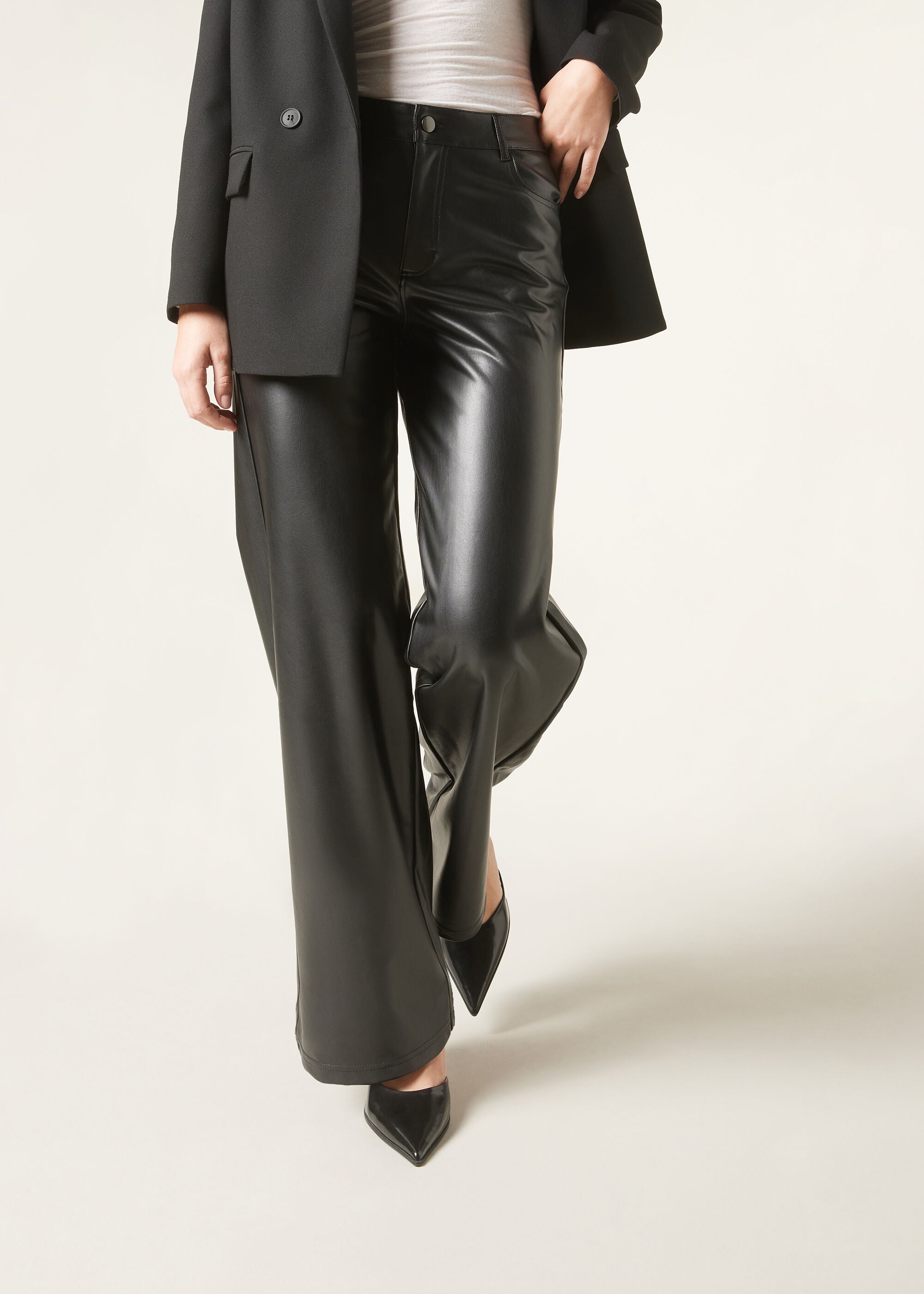 מכנסי דמוי עור בגזרת רגל רחבה