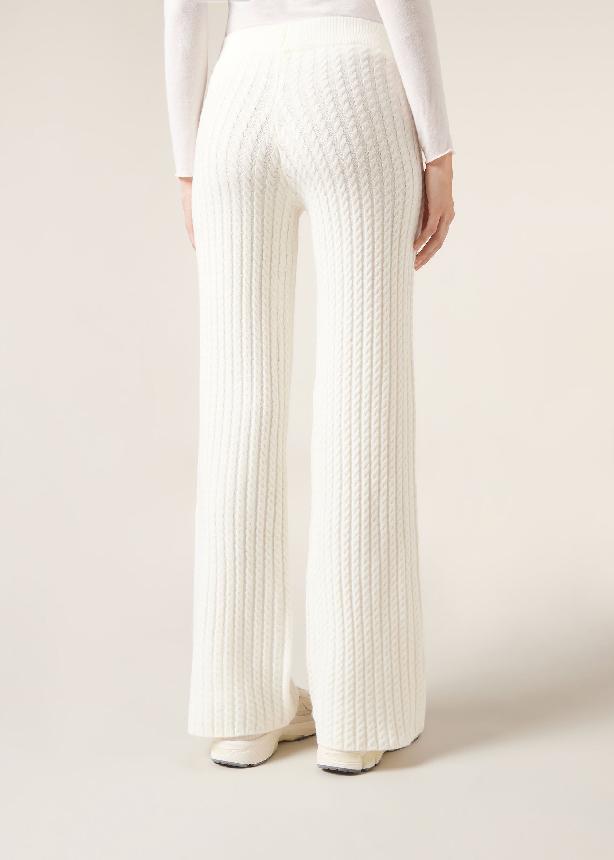 מכנסיים רחבים בסריגת צמות