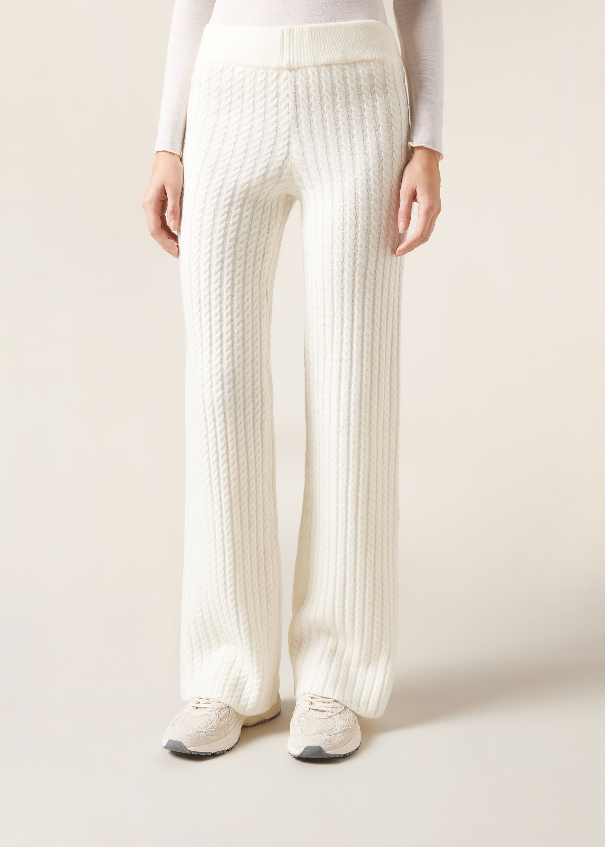 מכנסיים רחבים בסריגת צמות