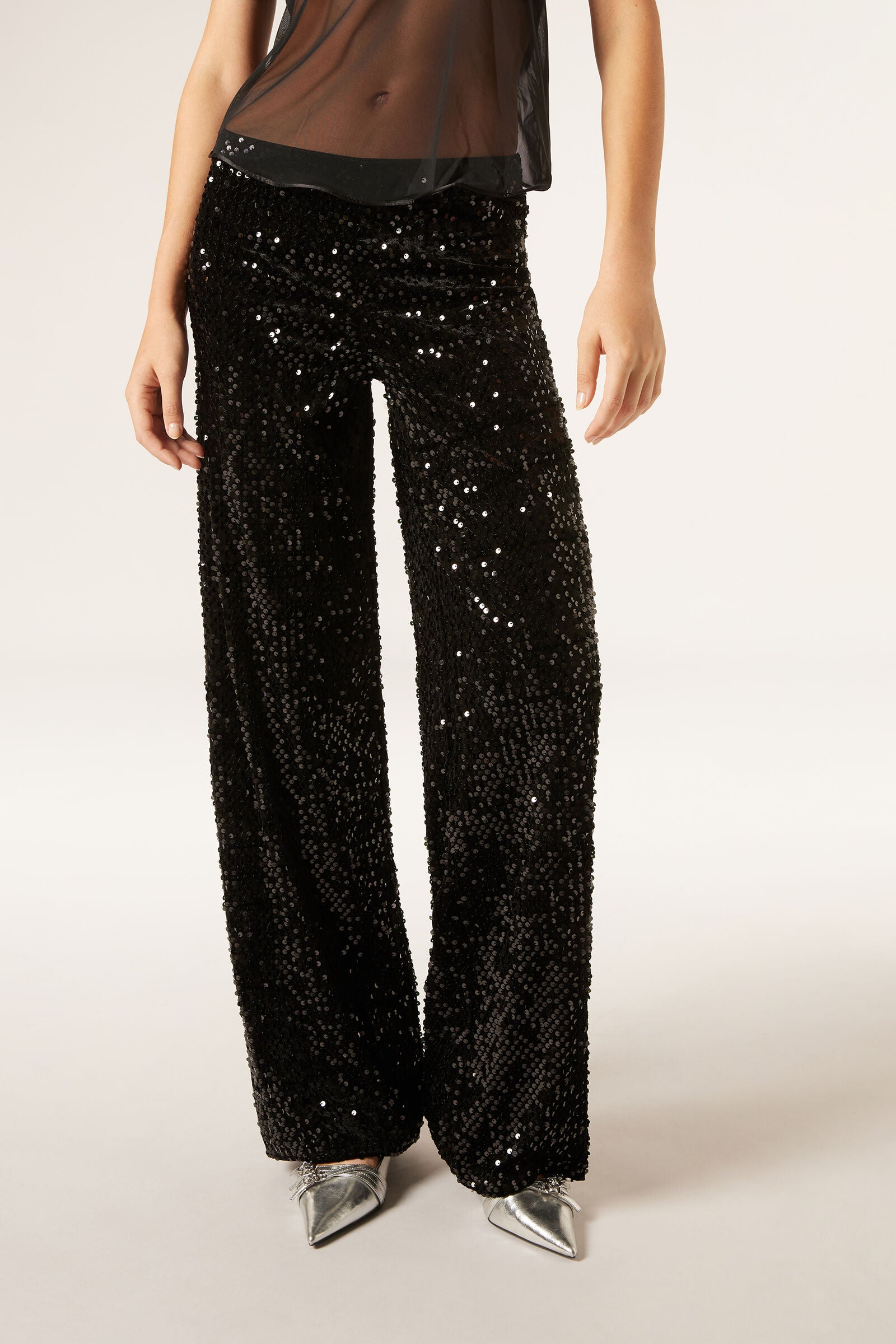 מכנסיים רחבים מבד קטיפה מעוטר פייטים