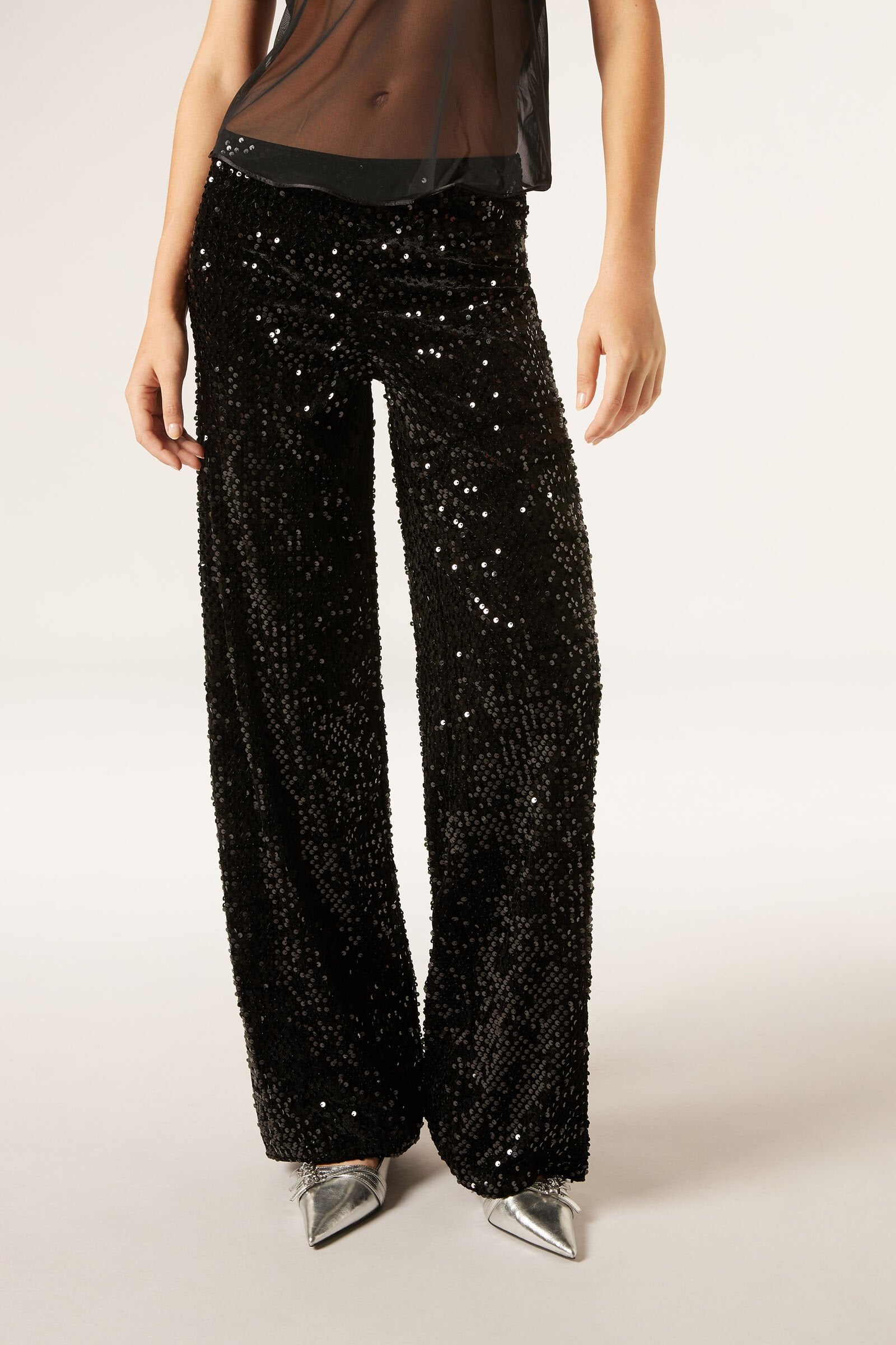 מכנסיים רחבים מבד קטיפה מעוטר פייטים