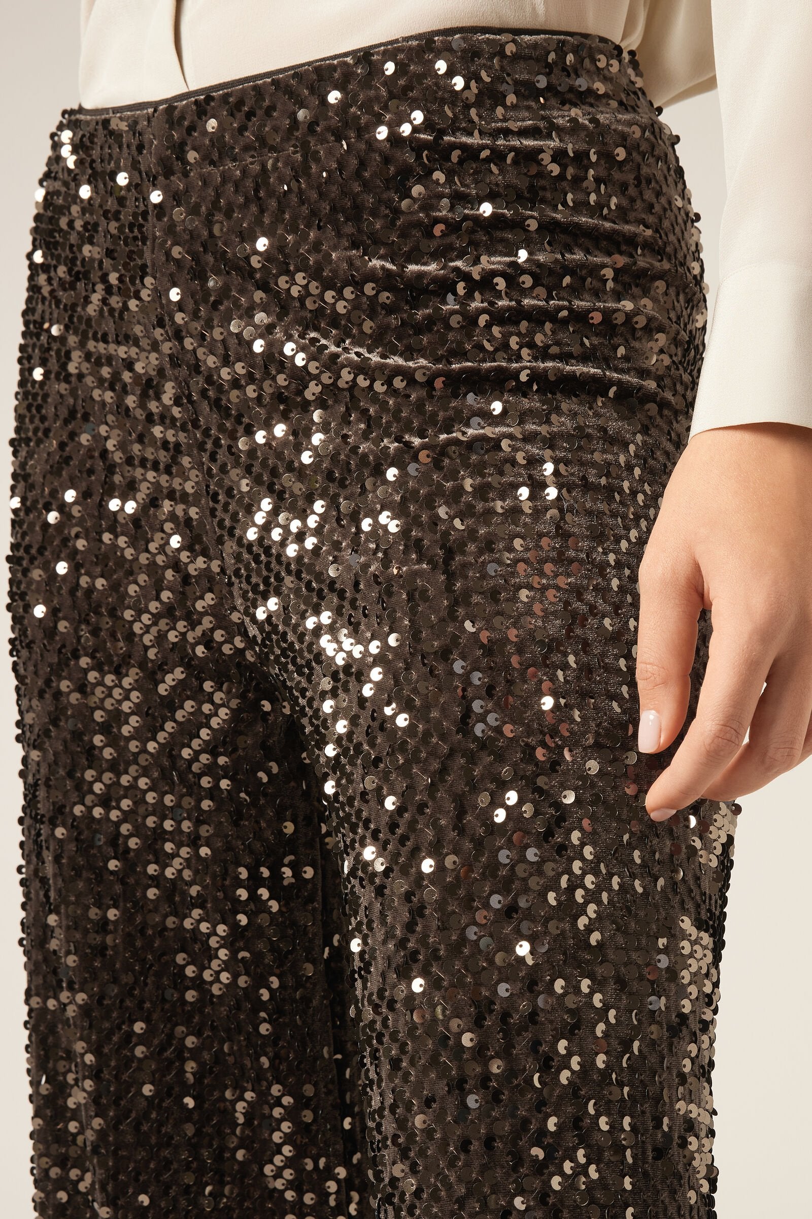 מכנסיים רחבים מבד קטיפה מעוטר פייטים