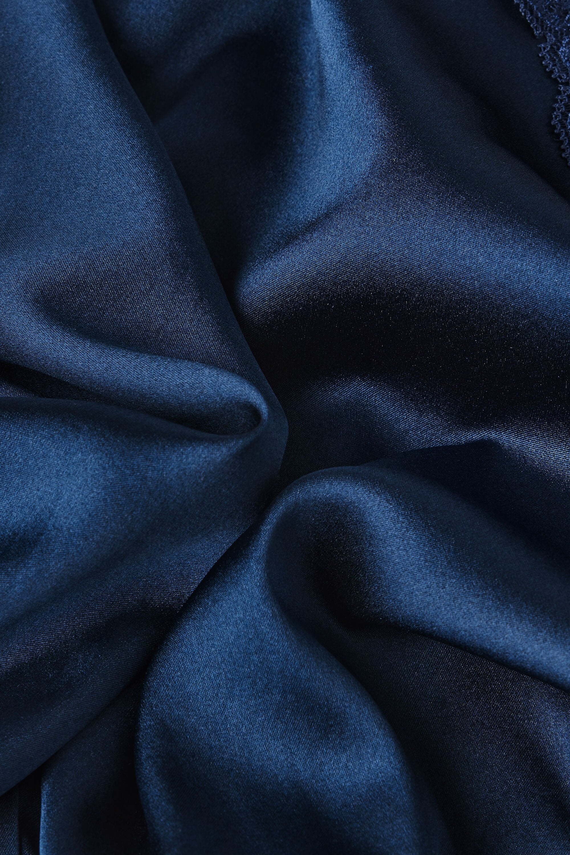 מכנסי משי קצרים עם גימורי תחרה