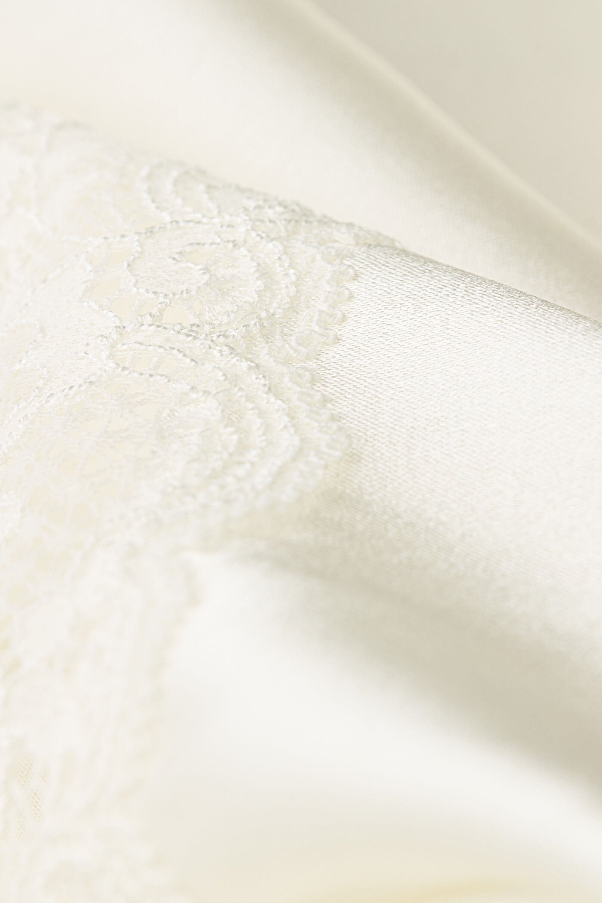 מכנסי משי קצרים עם גימורי תחרה