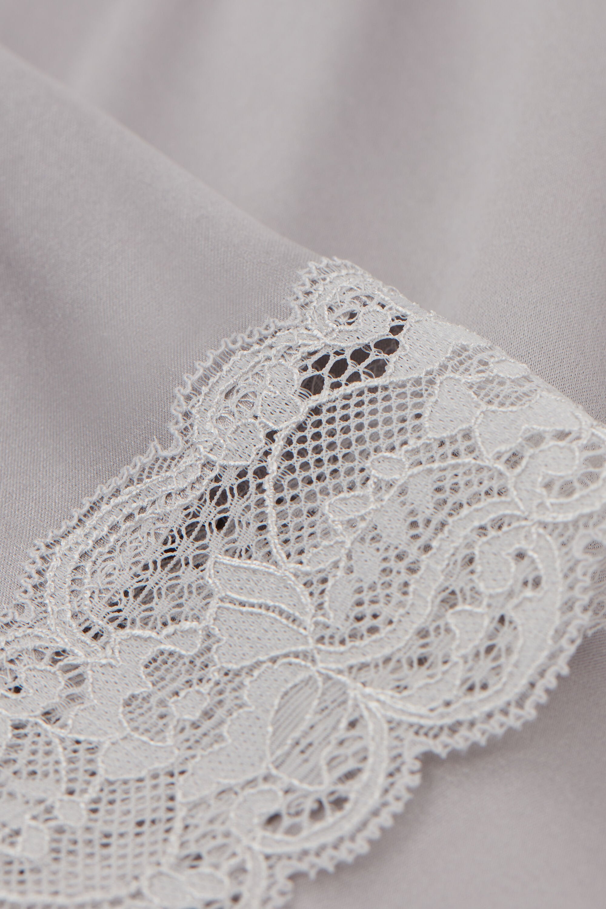 מכנסי משי קצרים עם גימורי תחרה