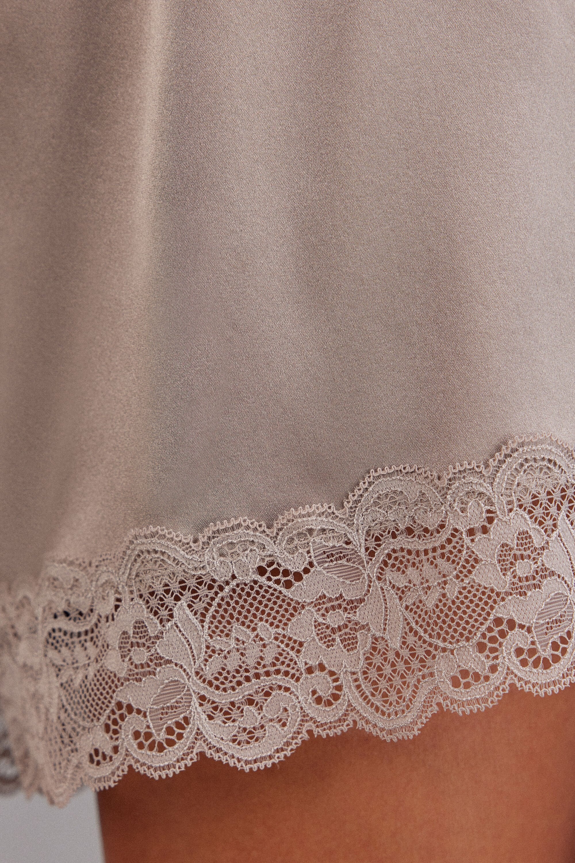 מכנסי משי קצרים עם גימורי תחרה