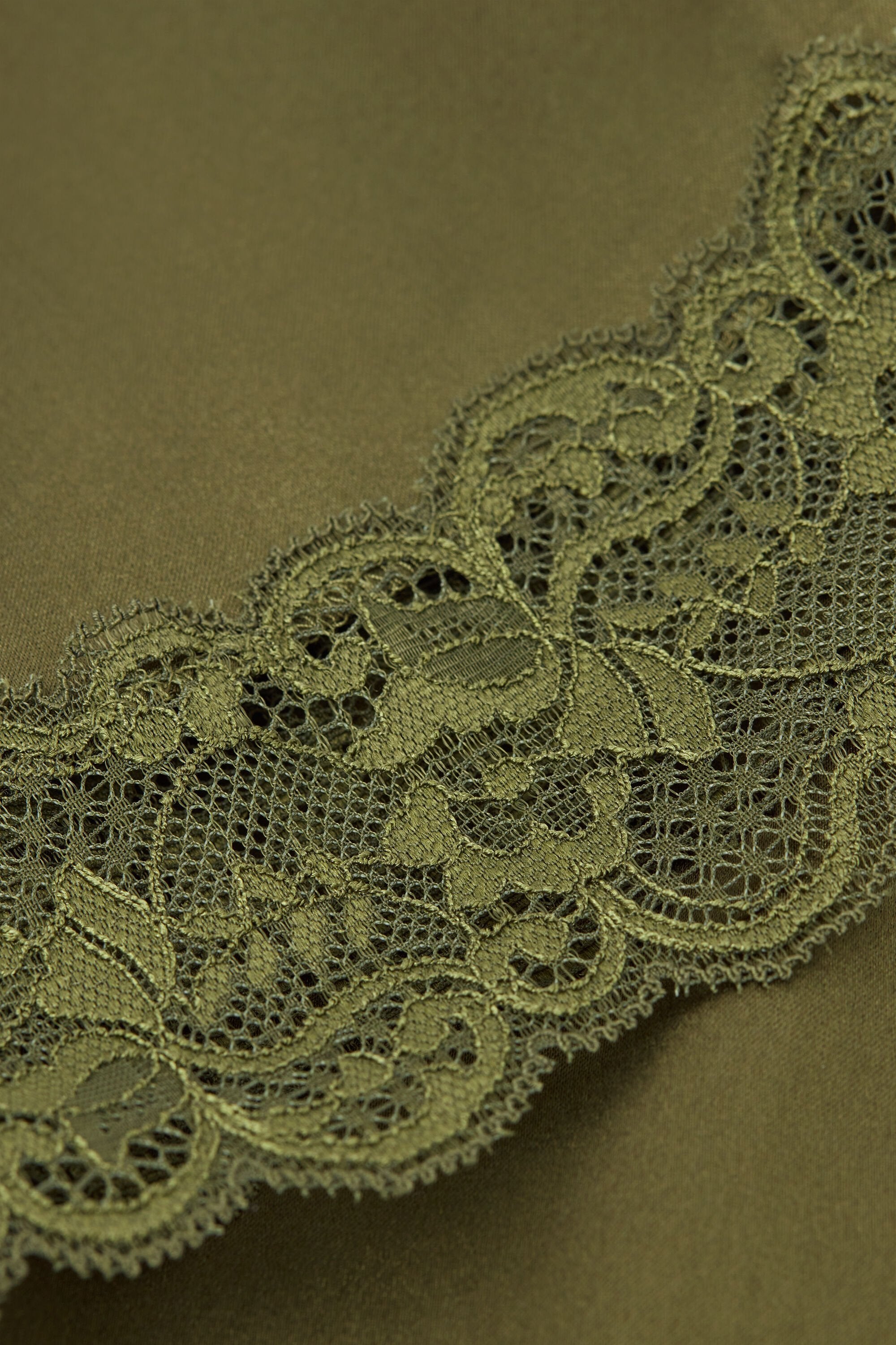 מכנסי משי קצרים עם גימורי תחרה